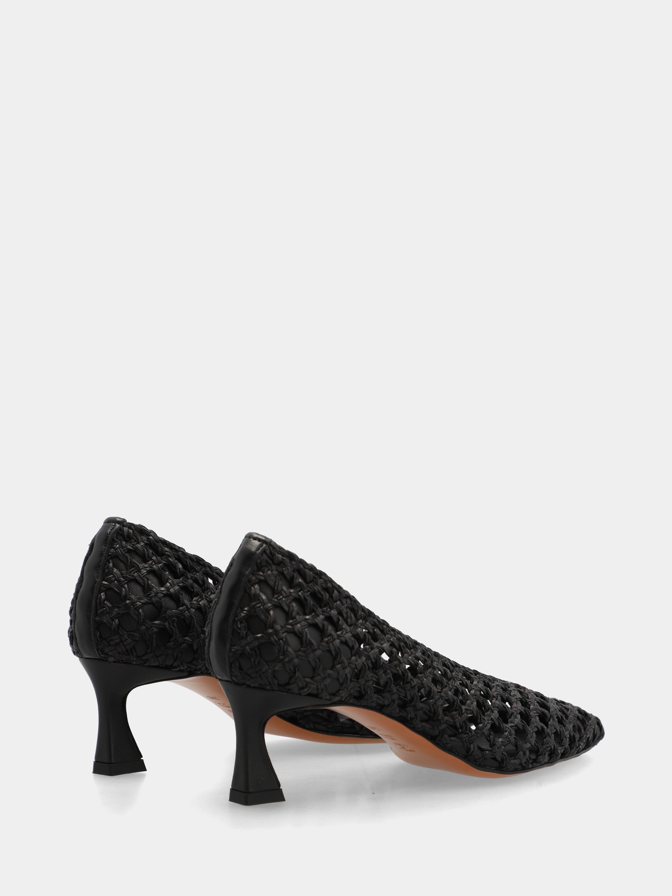 Décolleté in raffia nera con tomaia intrecciata
