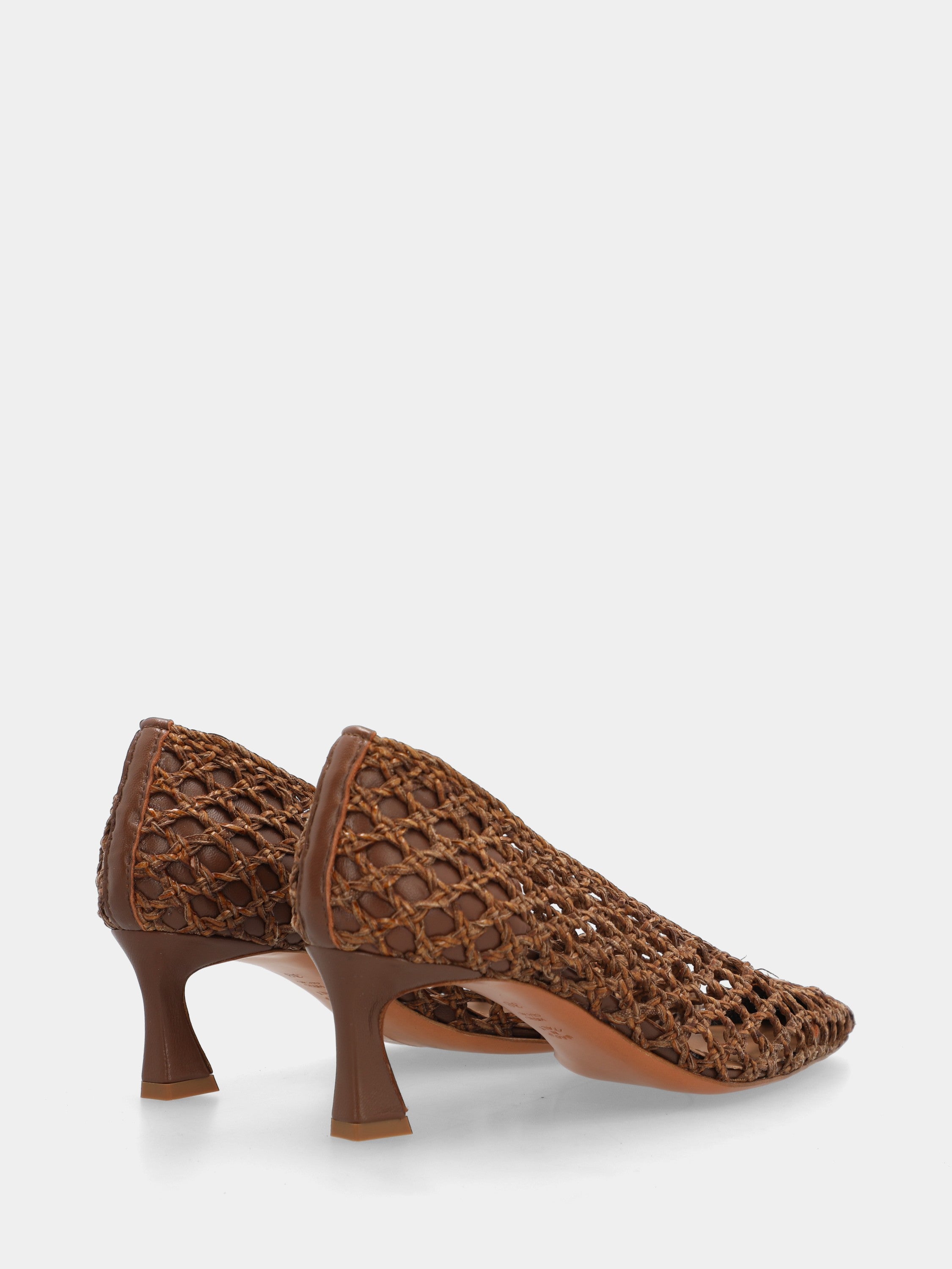 Décolleté in raffia cuoio con tomaia intrecciata