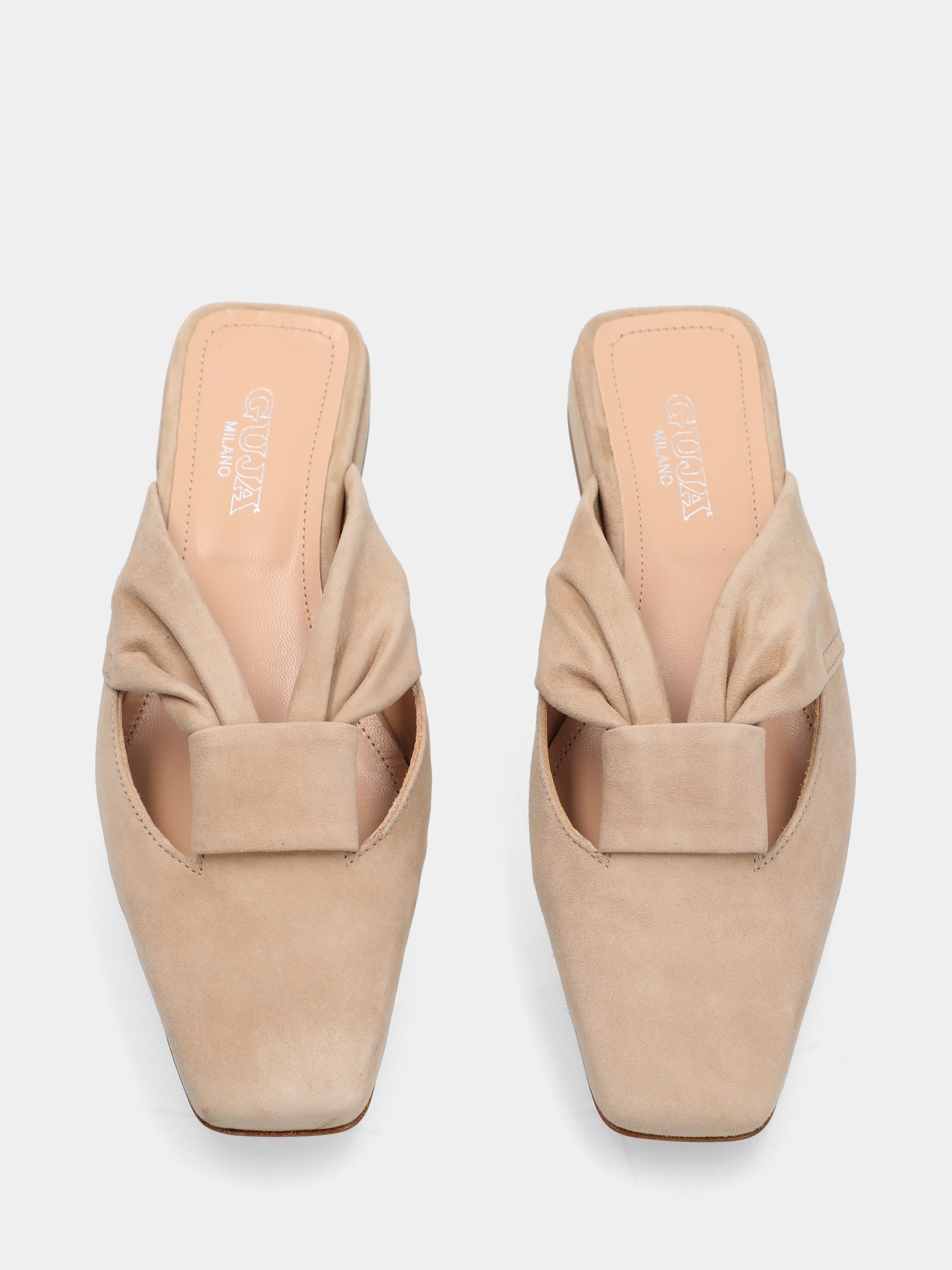 Sabot in camoscio beige con nodo e punta quadratina