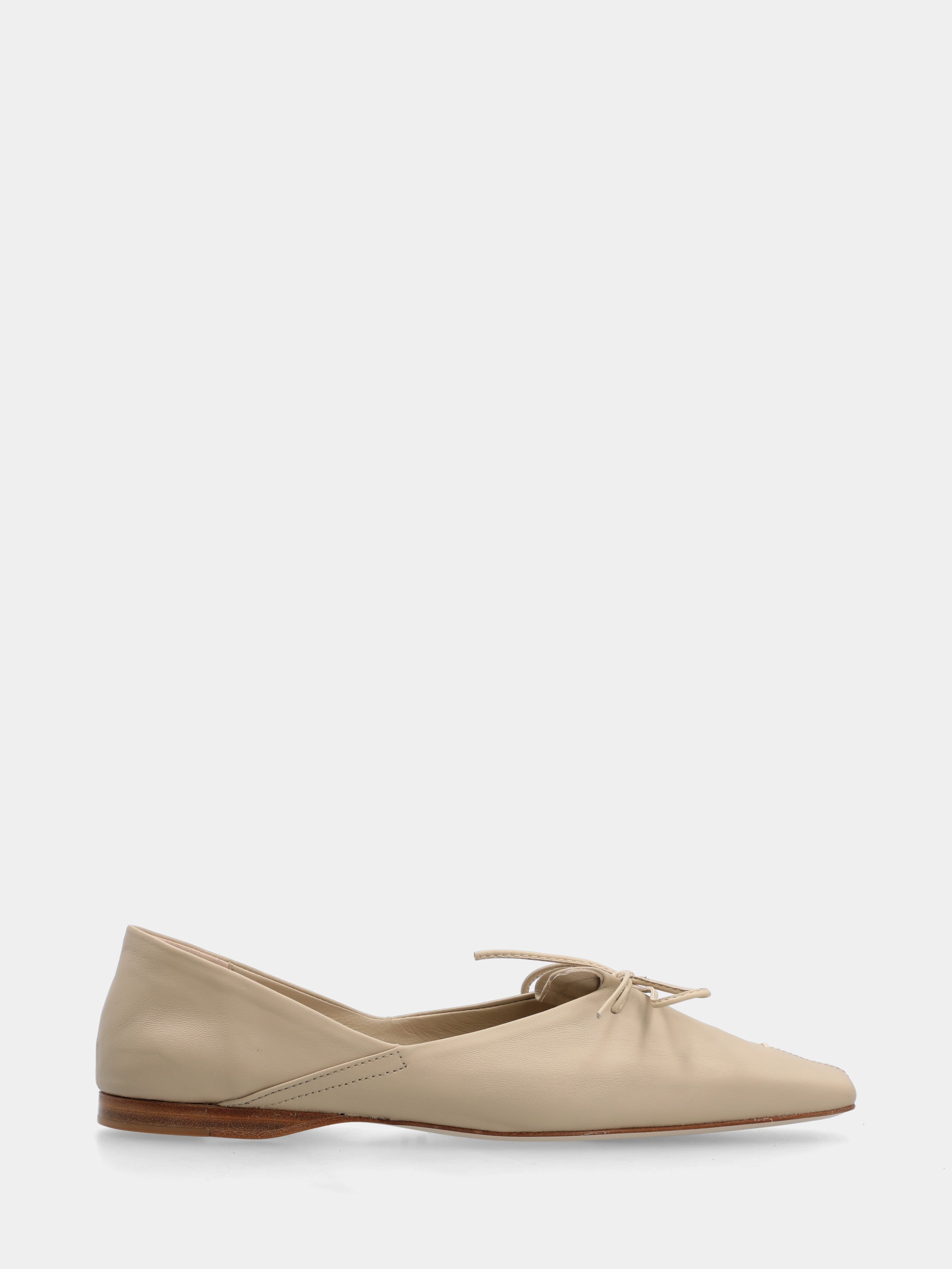 Beige nappa ballet flat with gathered detail and square toe