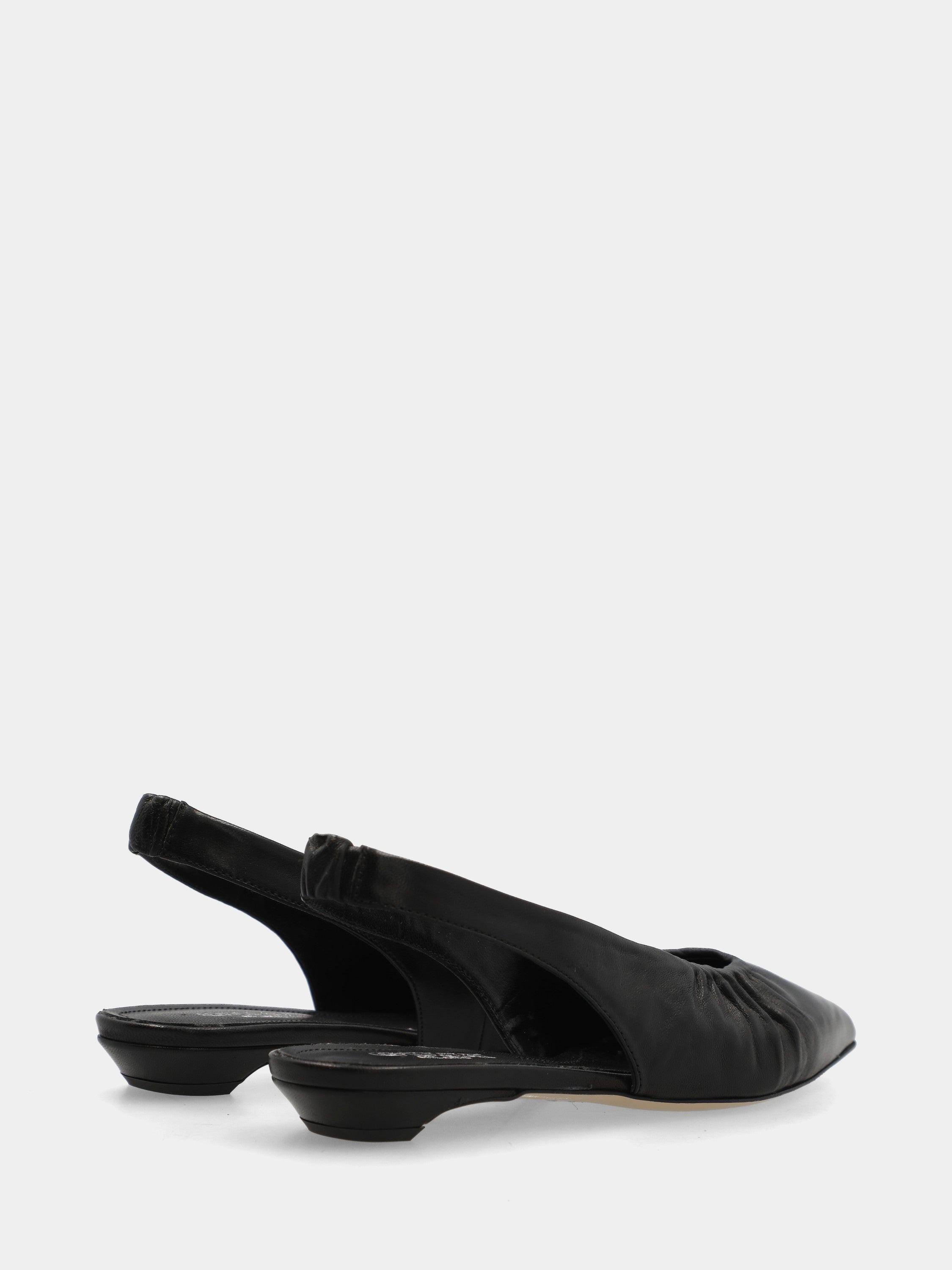 Slingback aus schwarzem Nappaleder mit konischem, mit Leder bezogenem Absatz