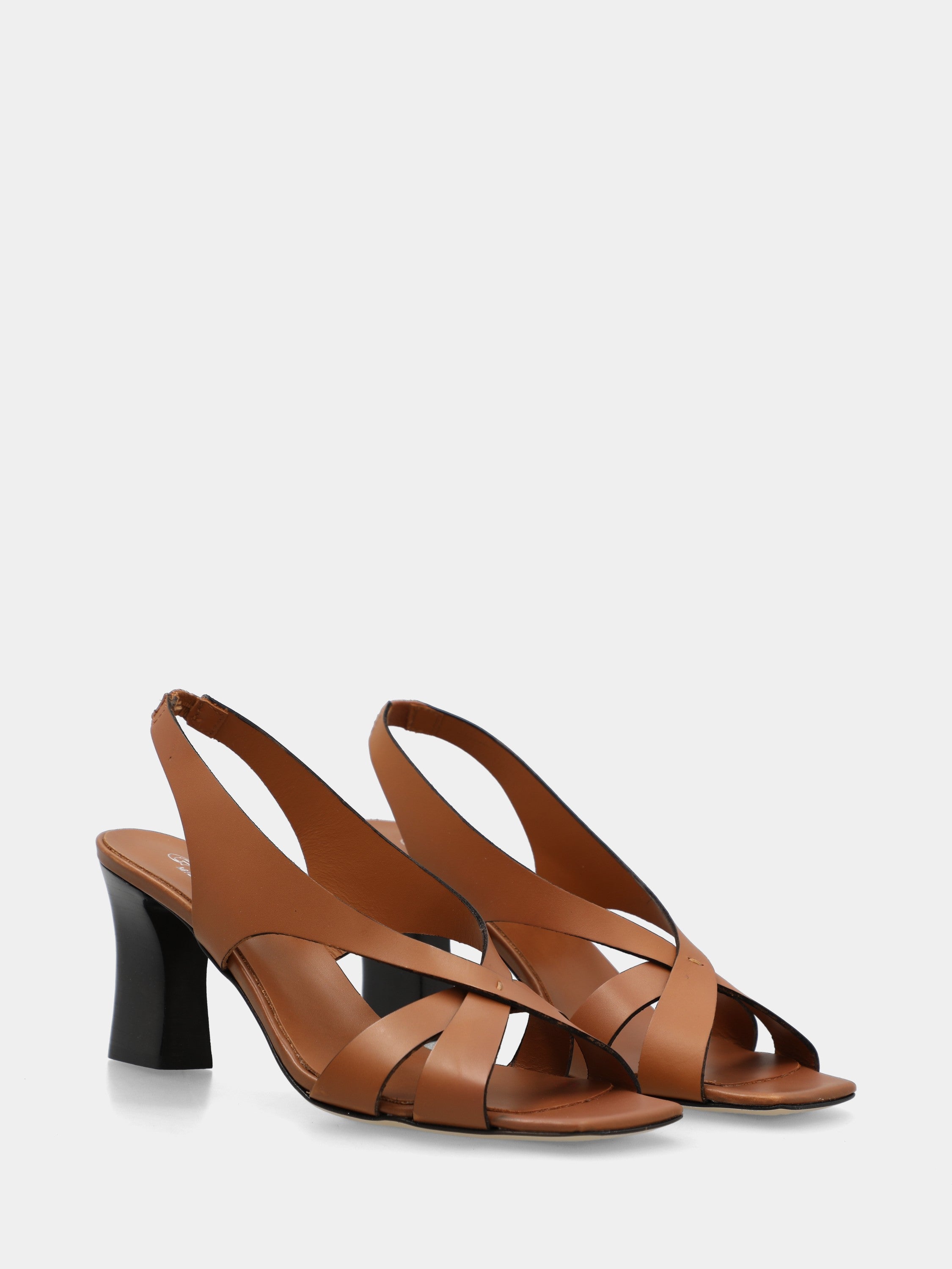 Sandale en veau couleur cuir avec talon creux