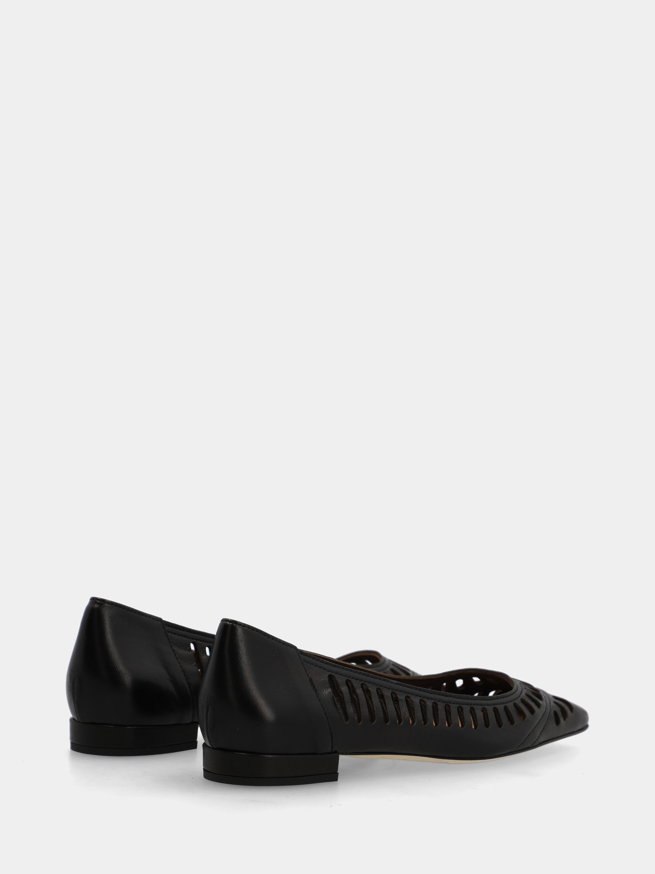 Ballerina aus schwarzem Nappaleder mit Laserperforation und quadratischer Spitze