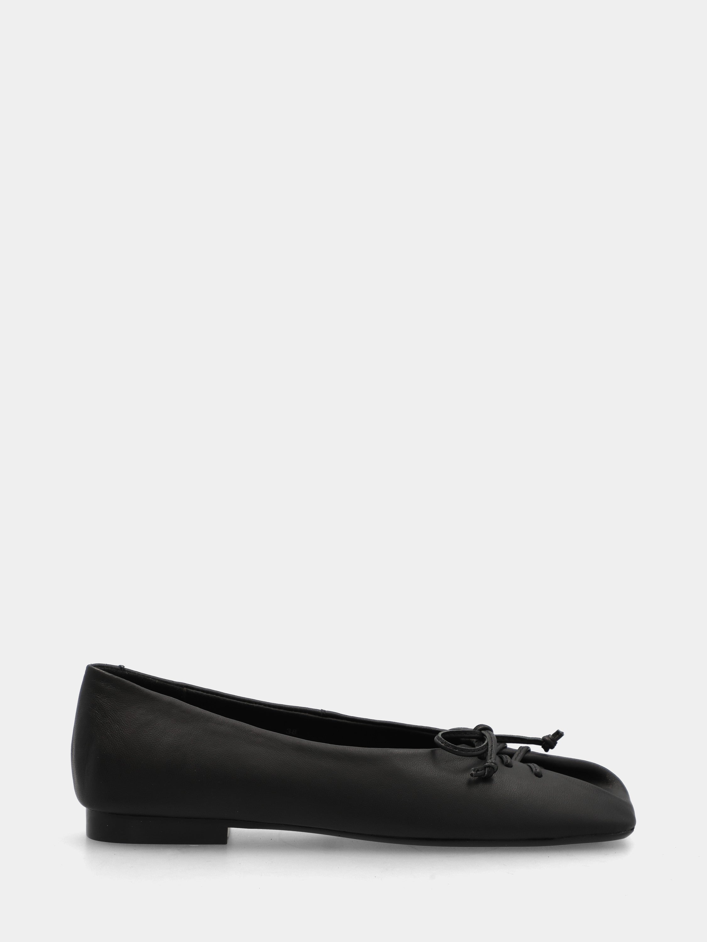 Ballerina in nappa nera con allacciatura in punta