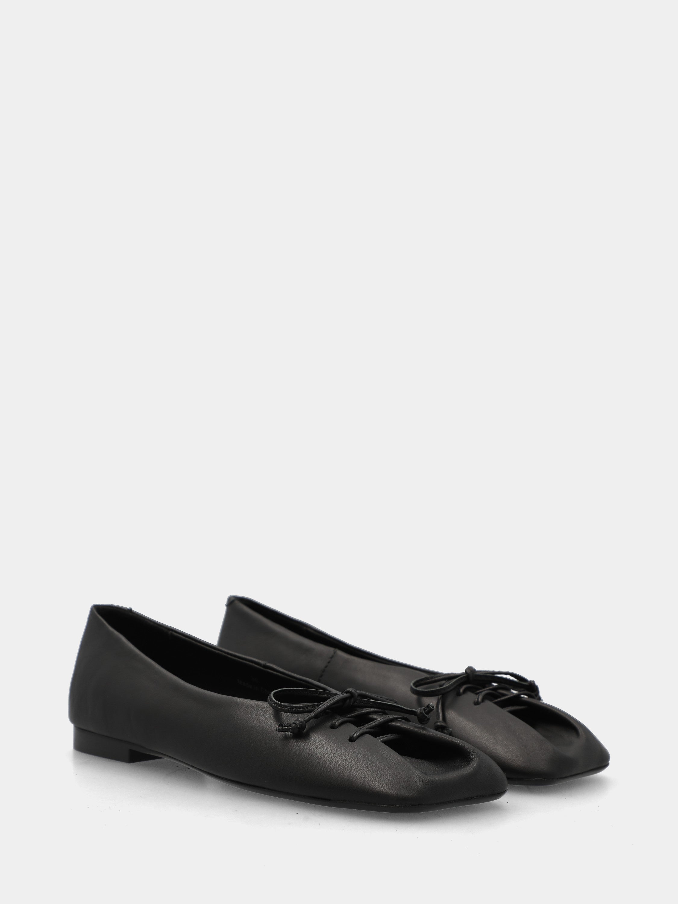 Ballerina in nappa nera con allacciatura in punta