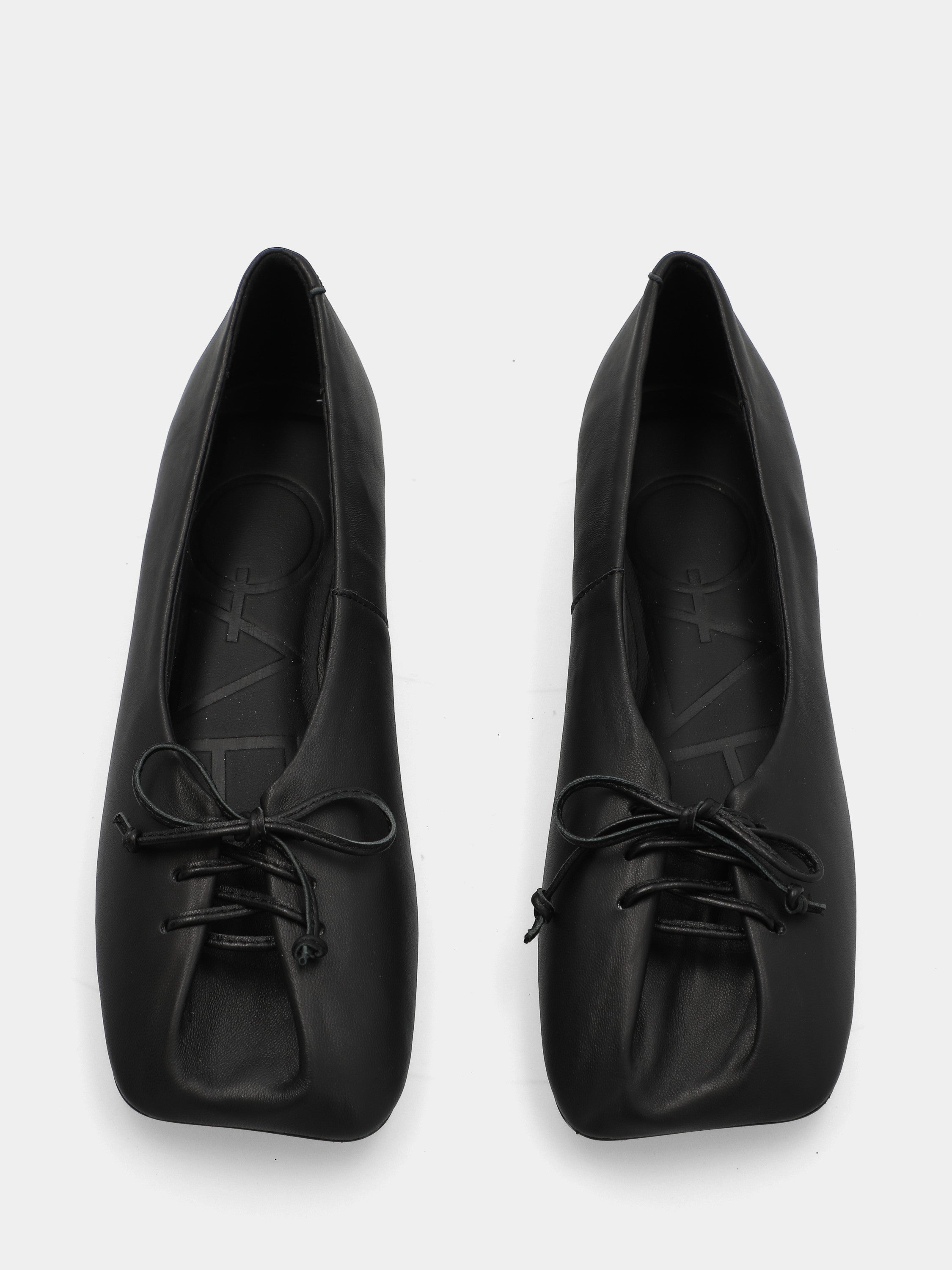 Ballerina in nappa nera con allacciatura in punta