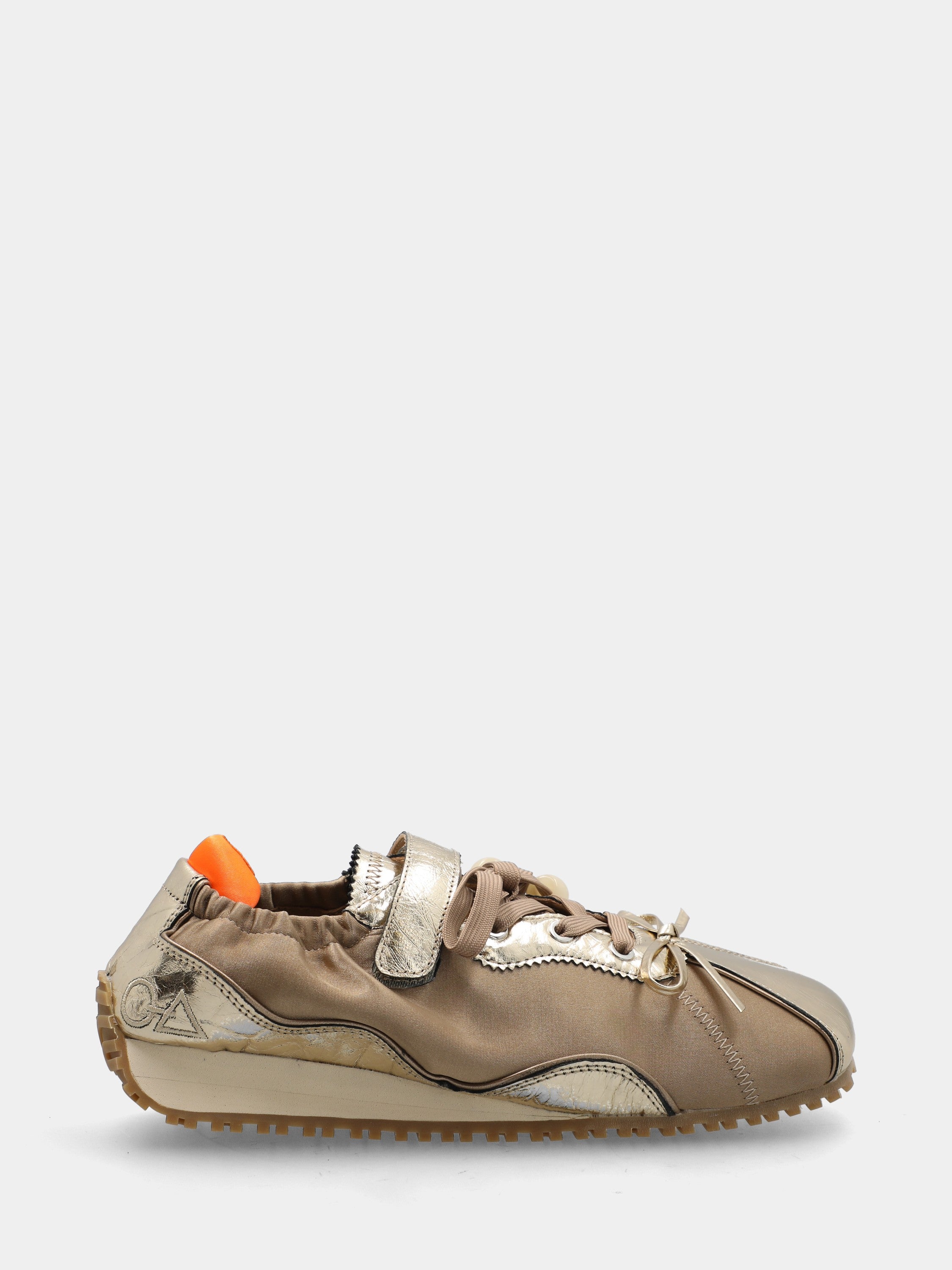 Sneakers in laminato platino con zeppa