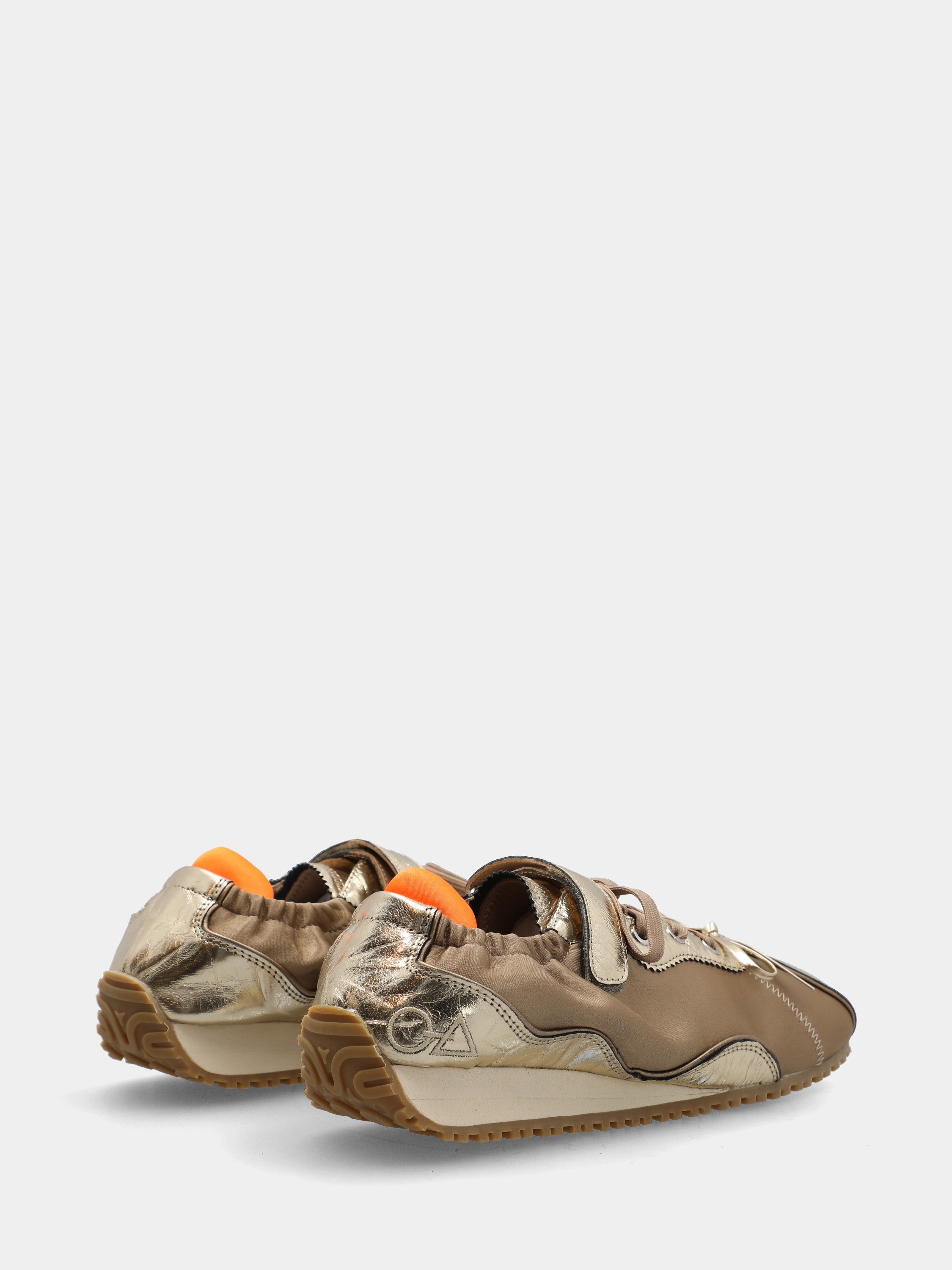 Sneakers in laminato platino con zeppa