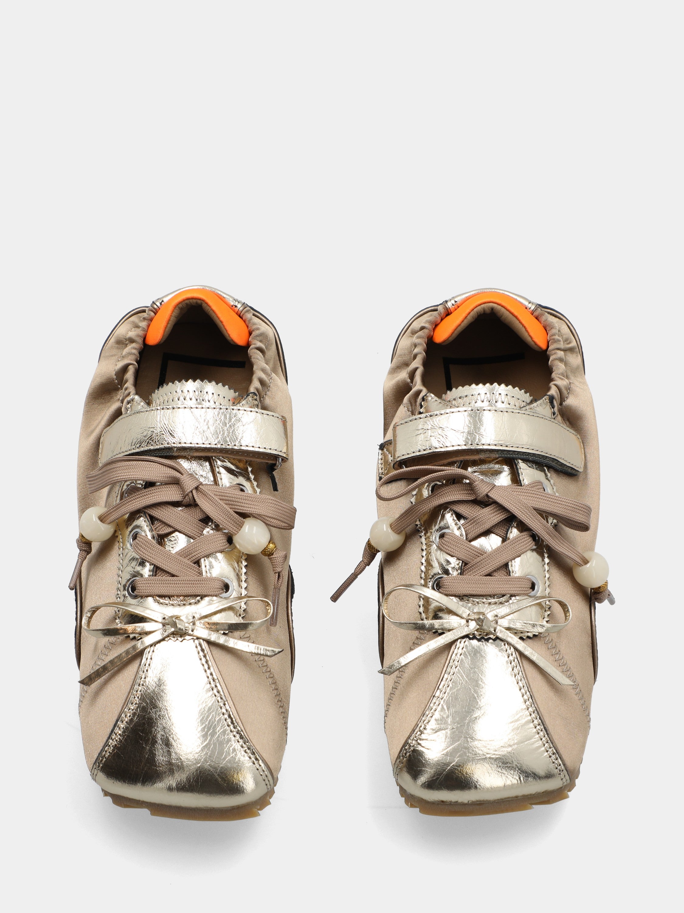 Sneakers in laminato platino con zeppa