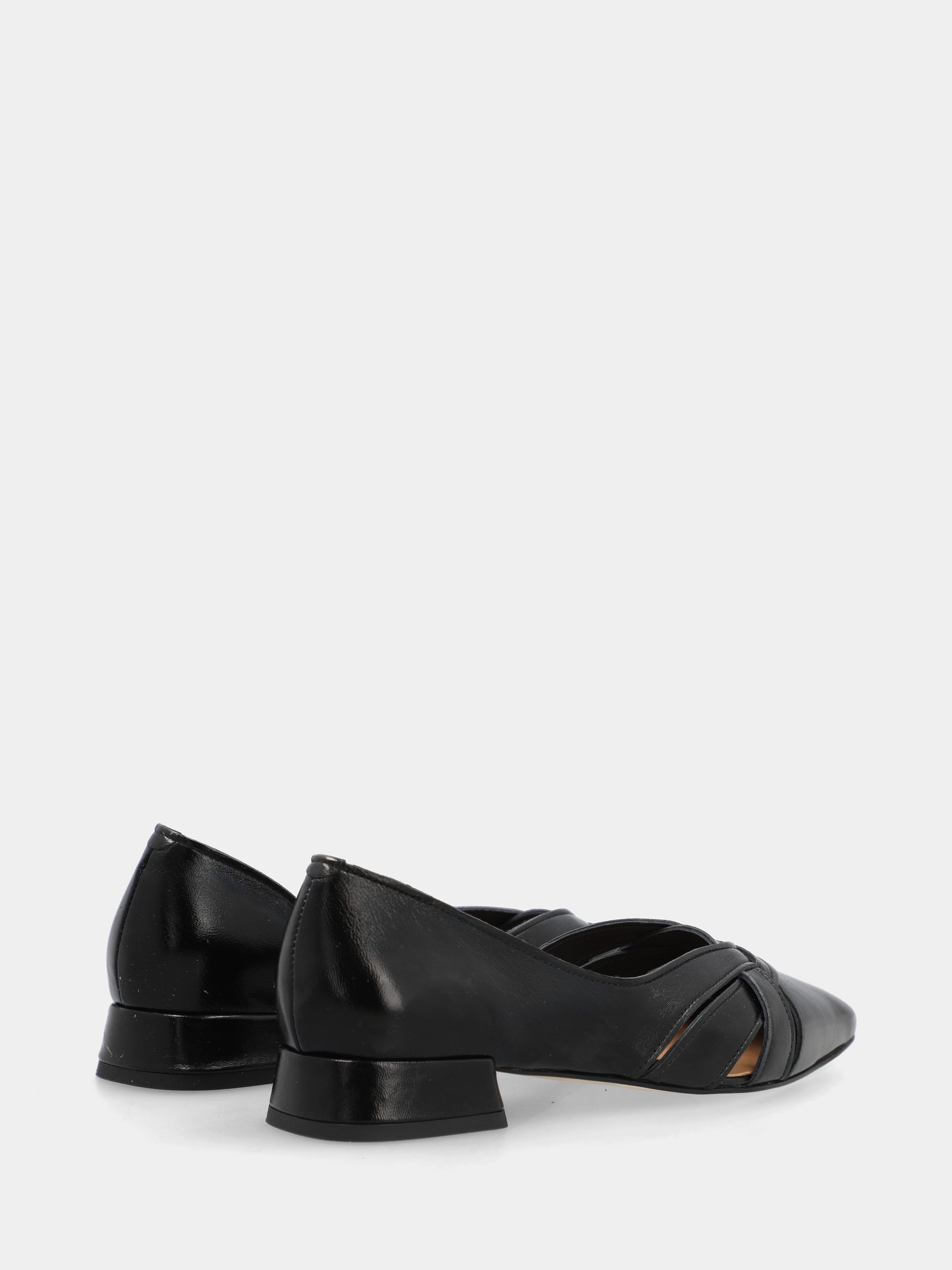 Pumps in shiny velvet black with asymmetric neckline
