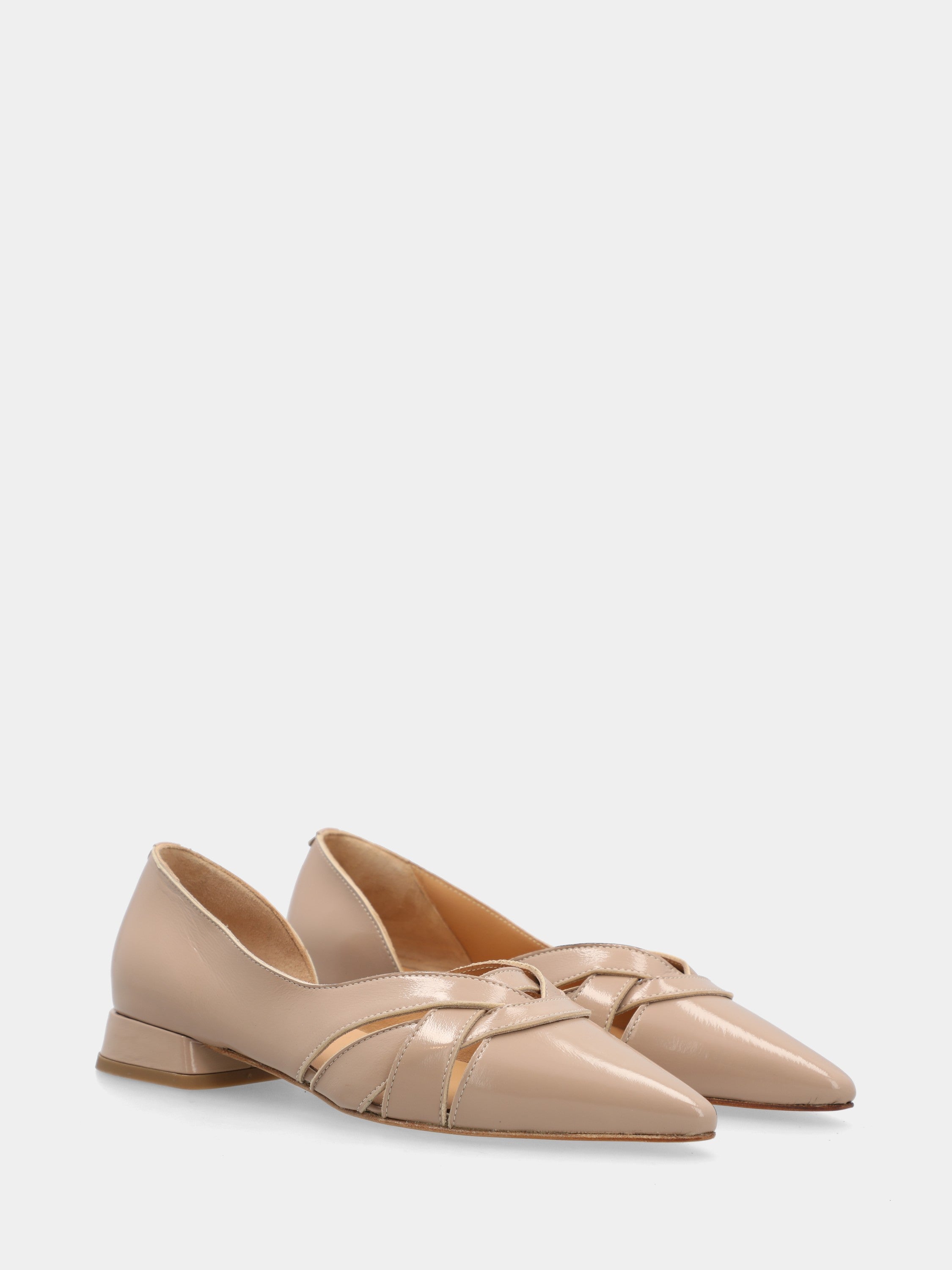 Pumps aus glänzendem Samt in Beige mit asymmetrischem Ausschnitt