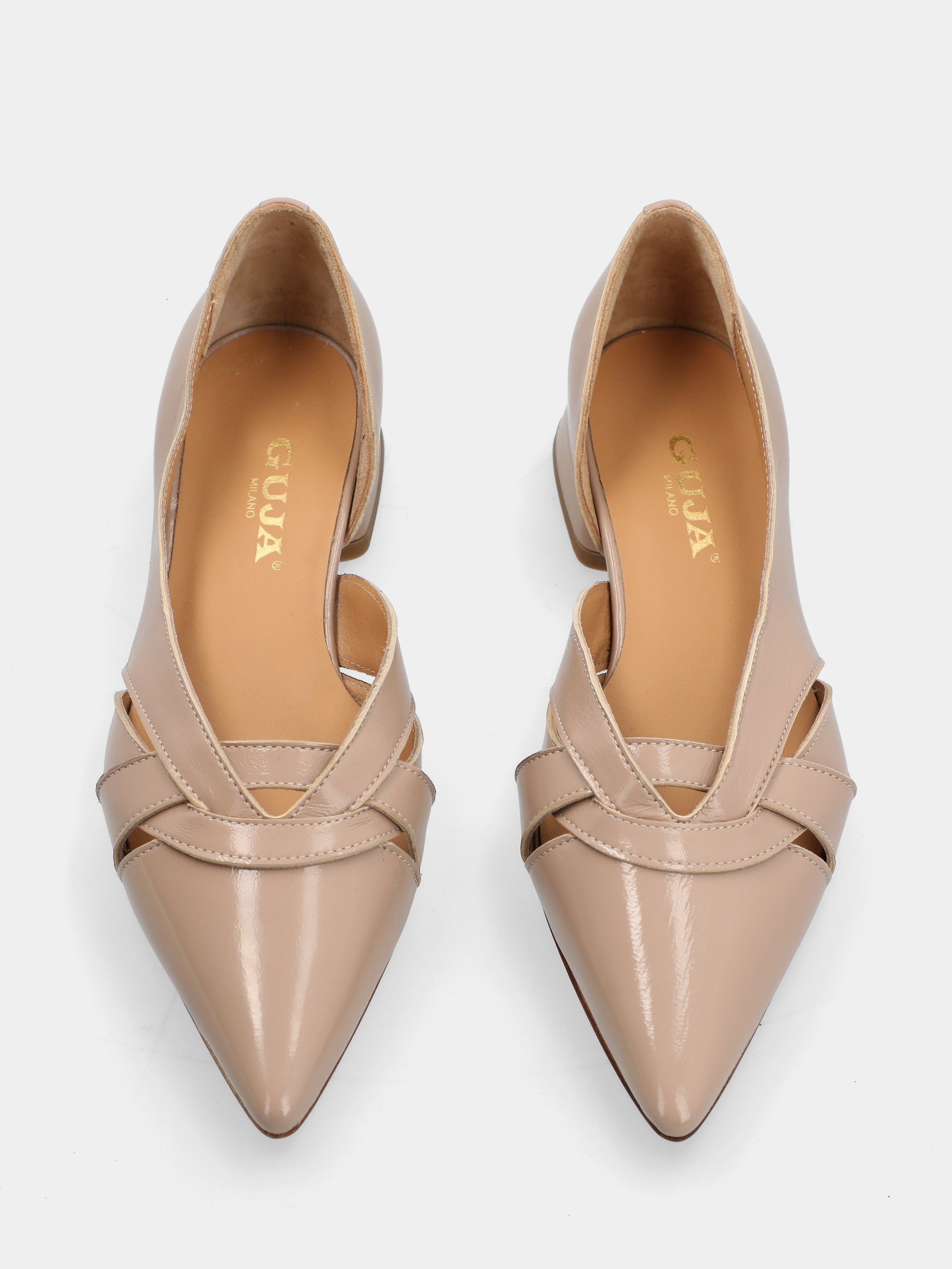 Pumps aus glänzendem Samt in Beige mit asymmetrischem Ausschnitt