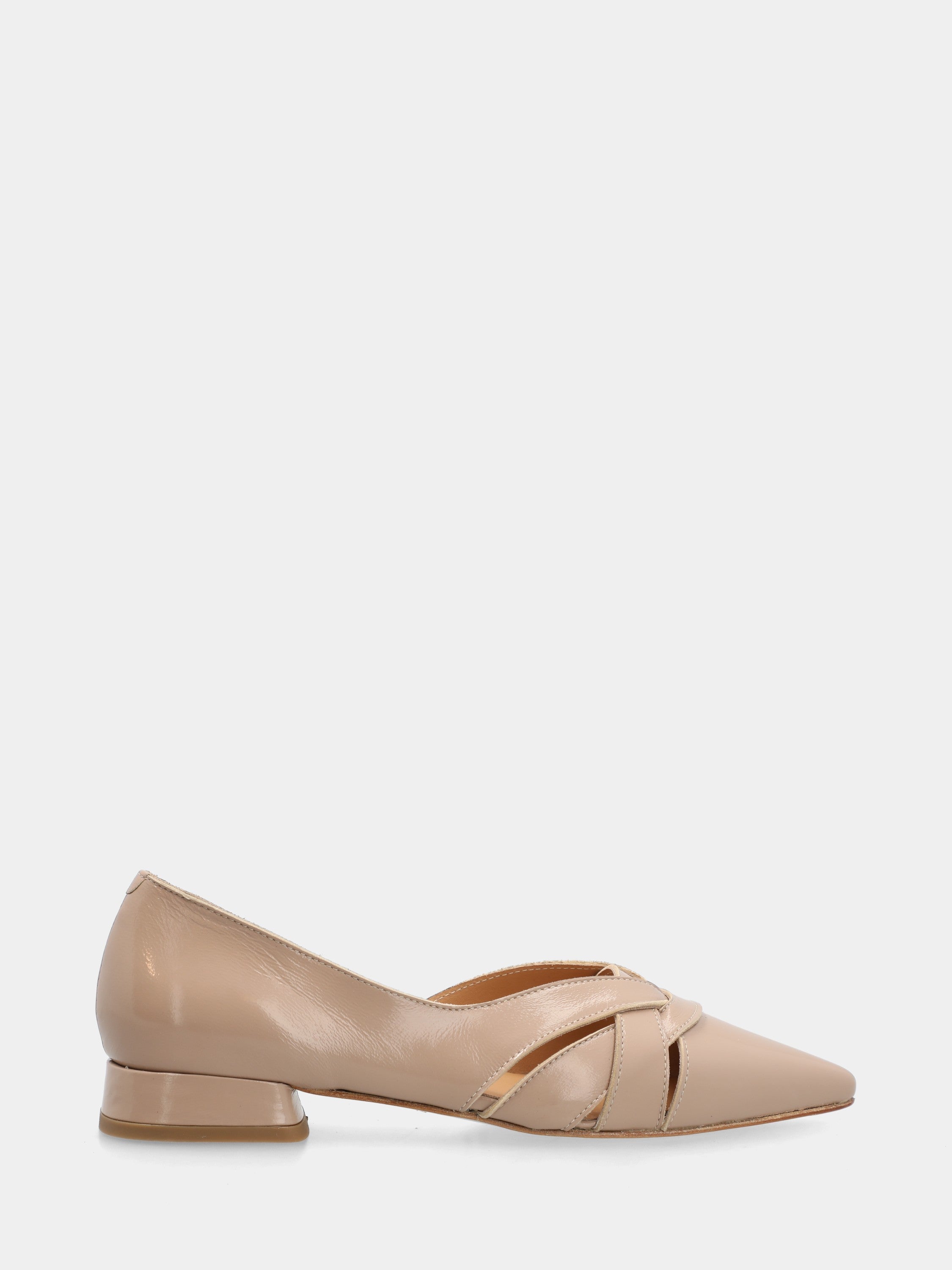 Pumps aus glänzendem Samt in Beige mit asymmetrischem Ausschnitt