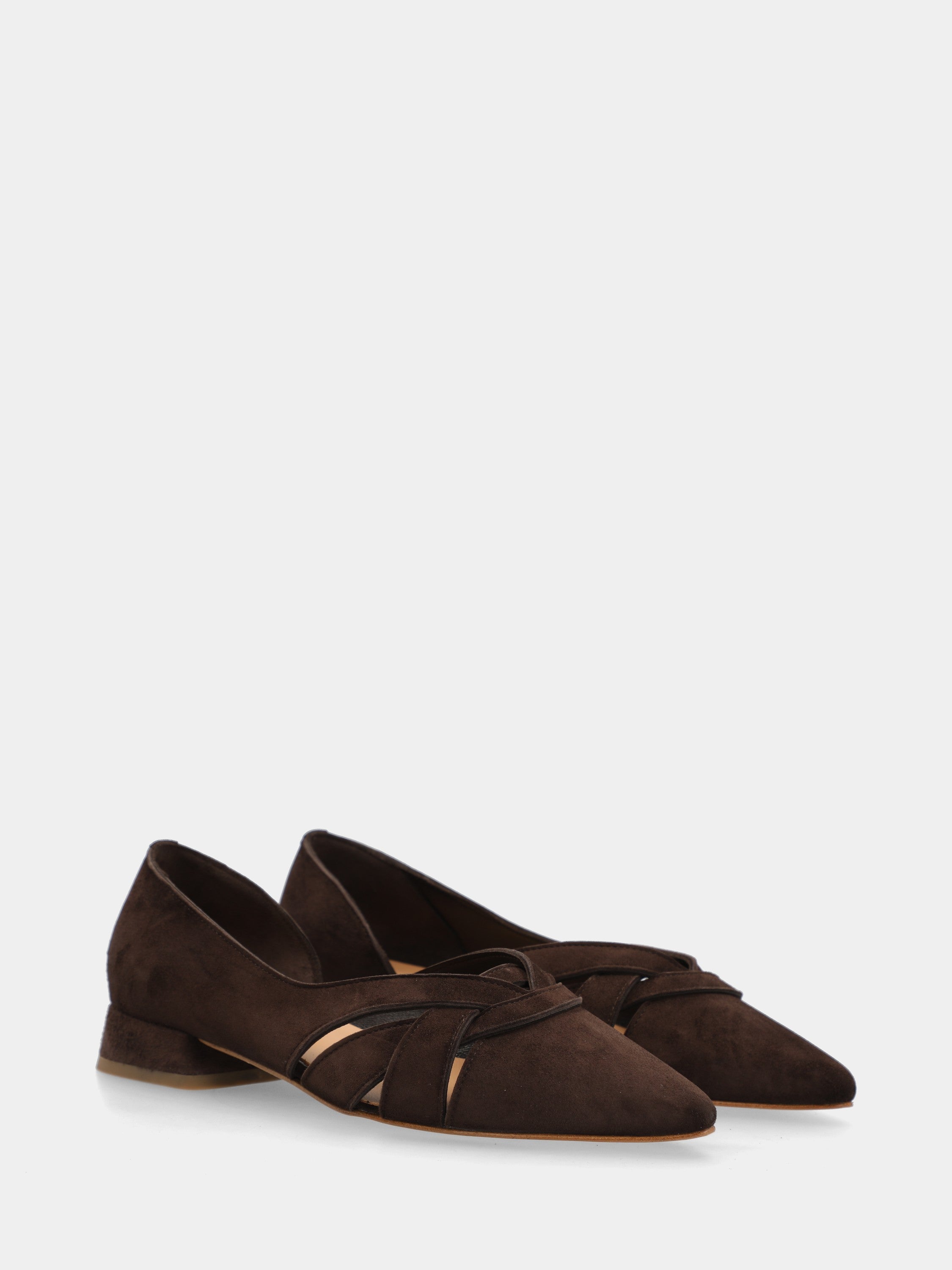 Pumps aus Wildleder in Dunkelbraun mit asymmetrischem Ausschnitt