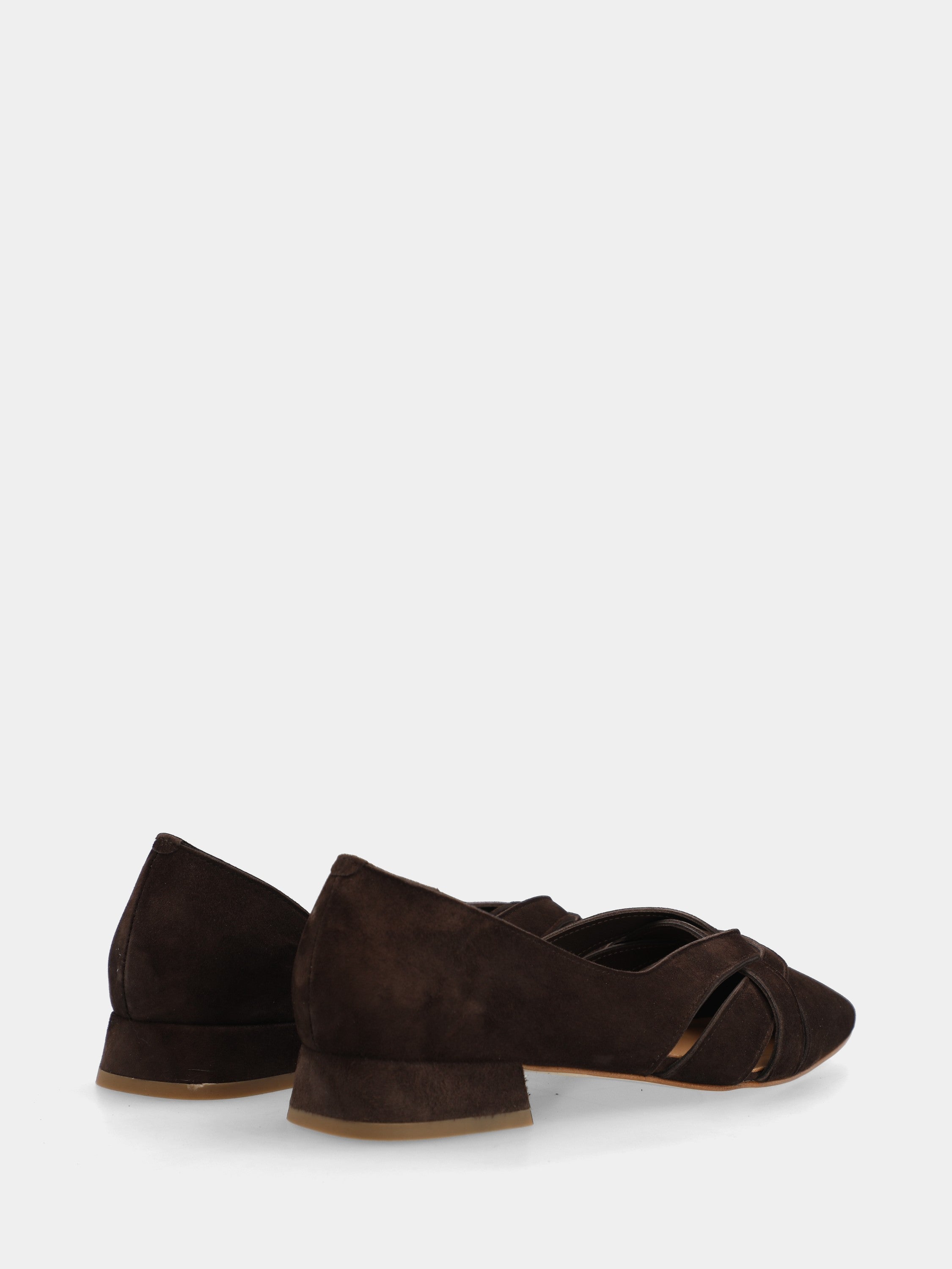 Pumps aus Wildleder in Dunkelbraun mit asymmetrischem Ausschnitt
