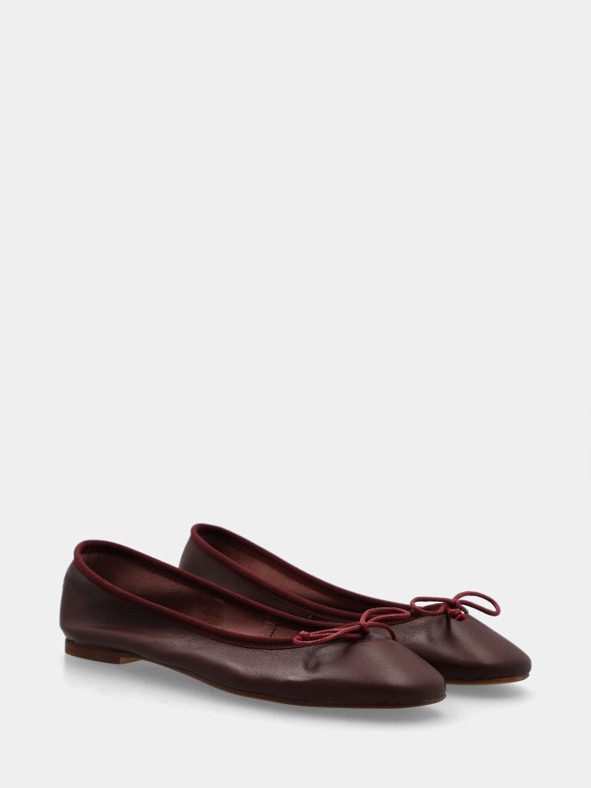 Ballerina in nappa bordeaux con laccio tirante