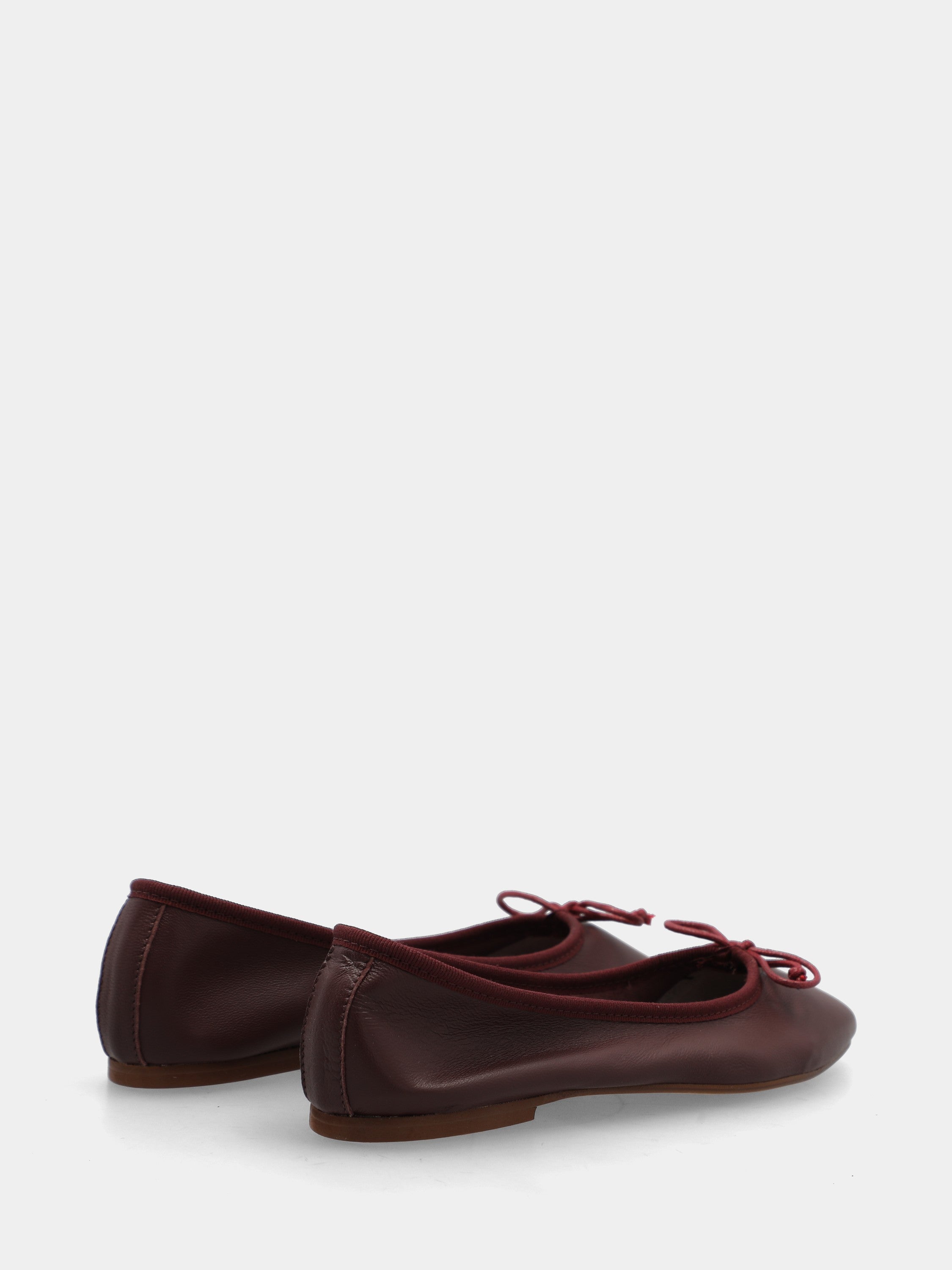 Ballerina in nappa bordeaux con laccio tirante