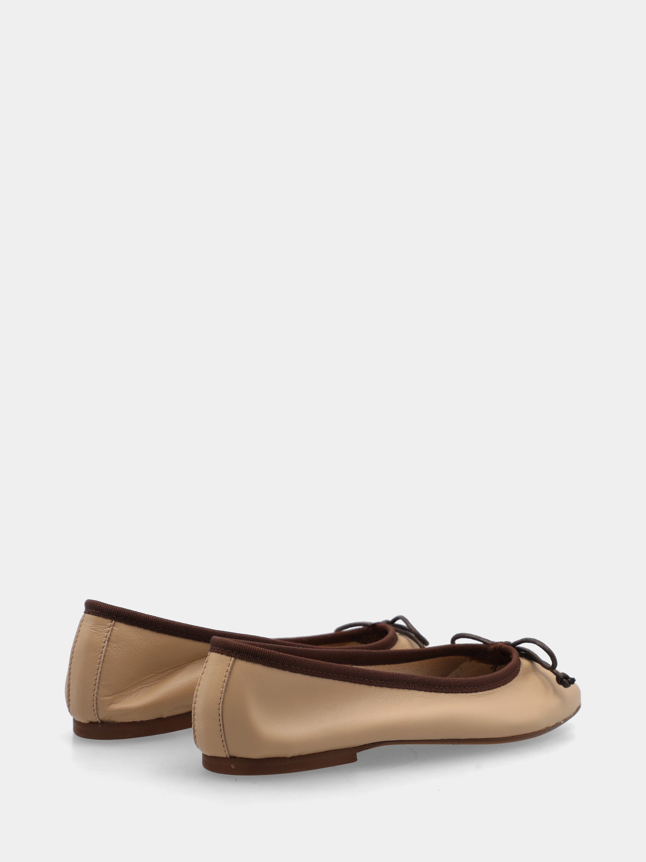 Ballerina in nappa beige con laccio tirante