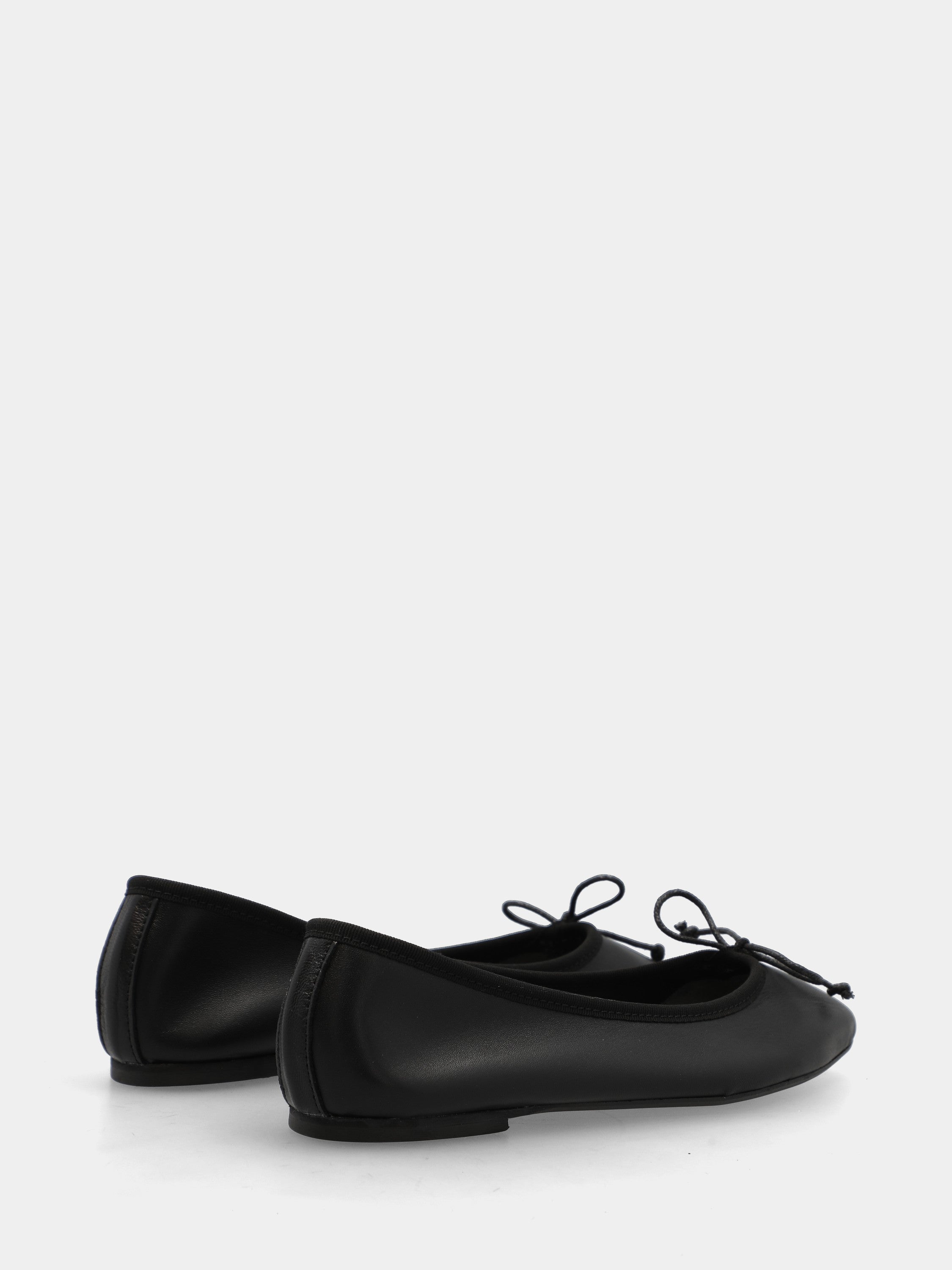 Ballerine en nappa noire avec lacet serrant
