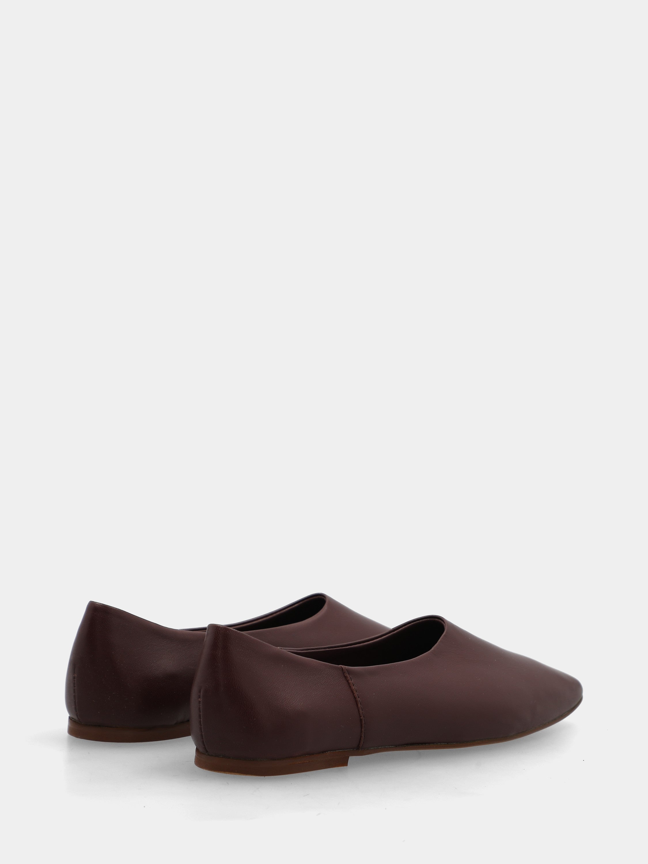 Ballerina in nappa bordeaux con scollo montante