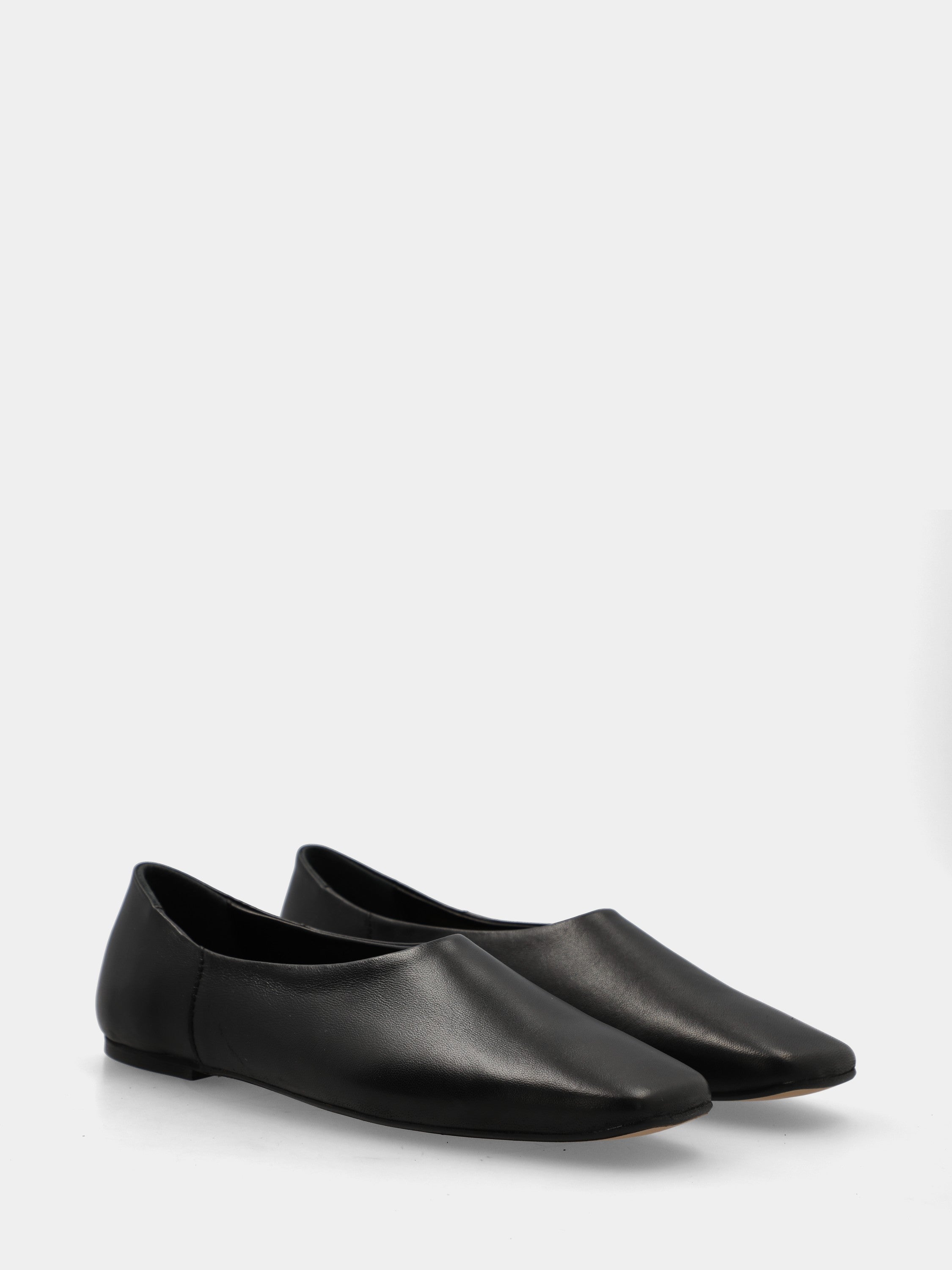 Ballet flat in black nappa with high neckline