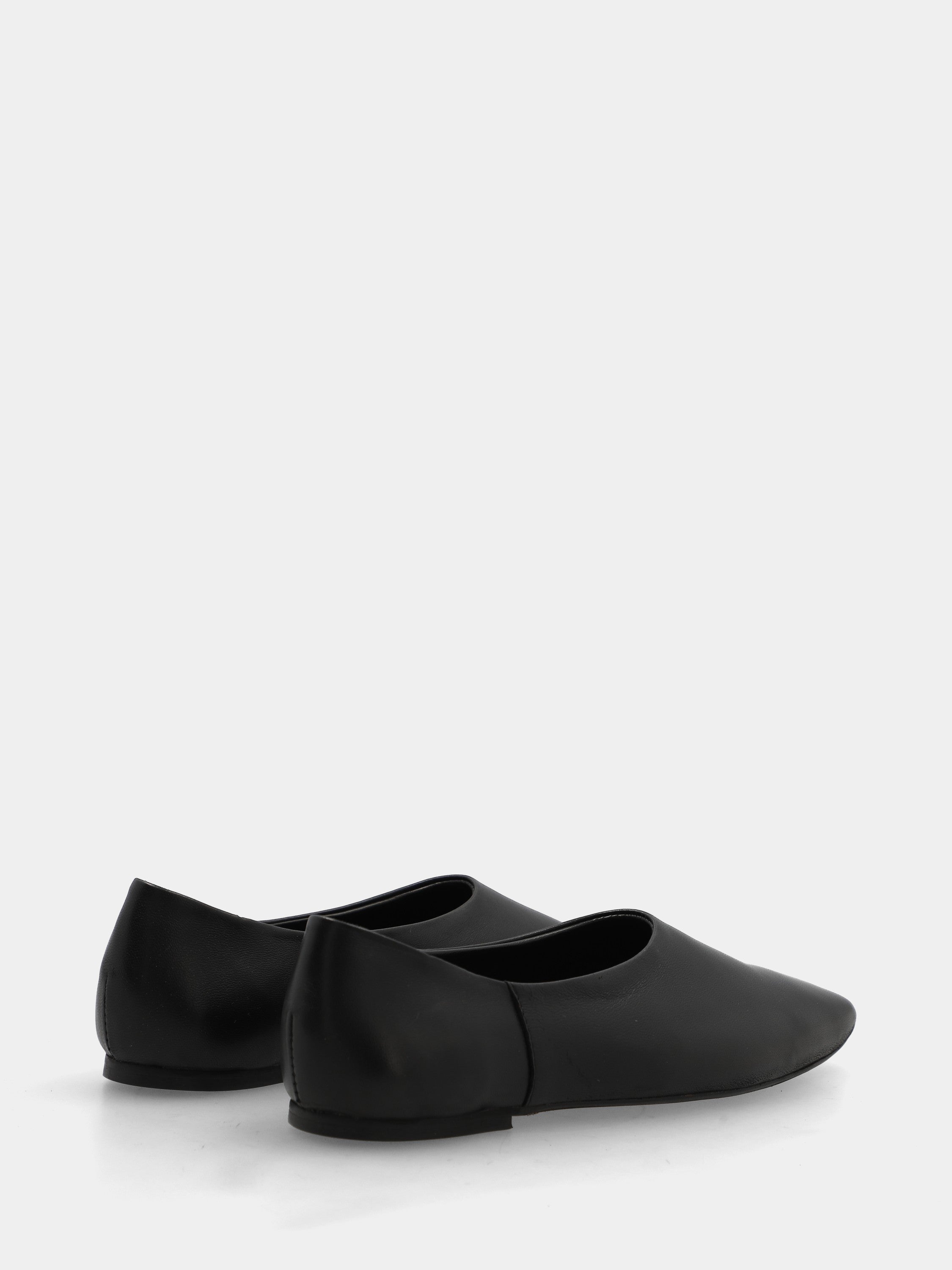 Ballet flat in black nappa with high neckline