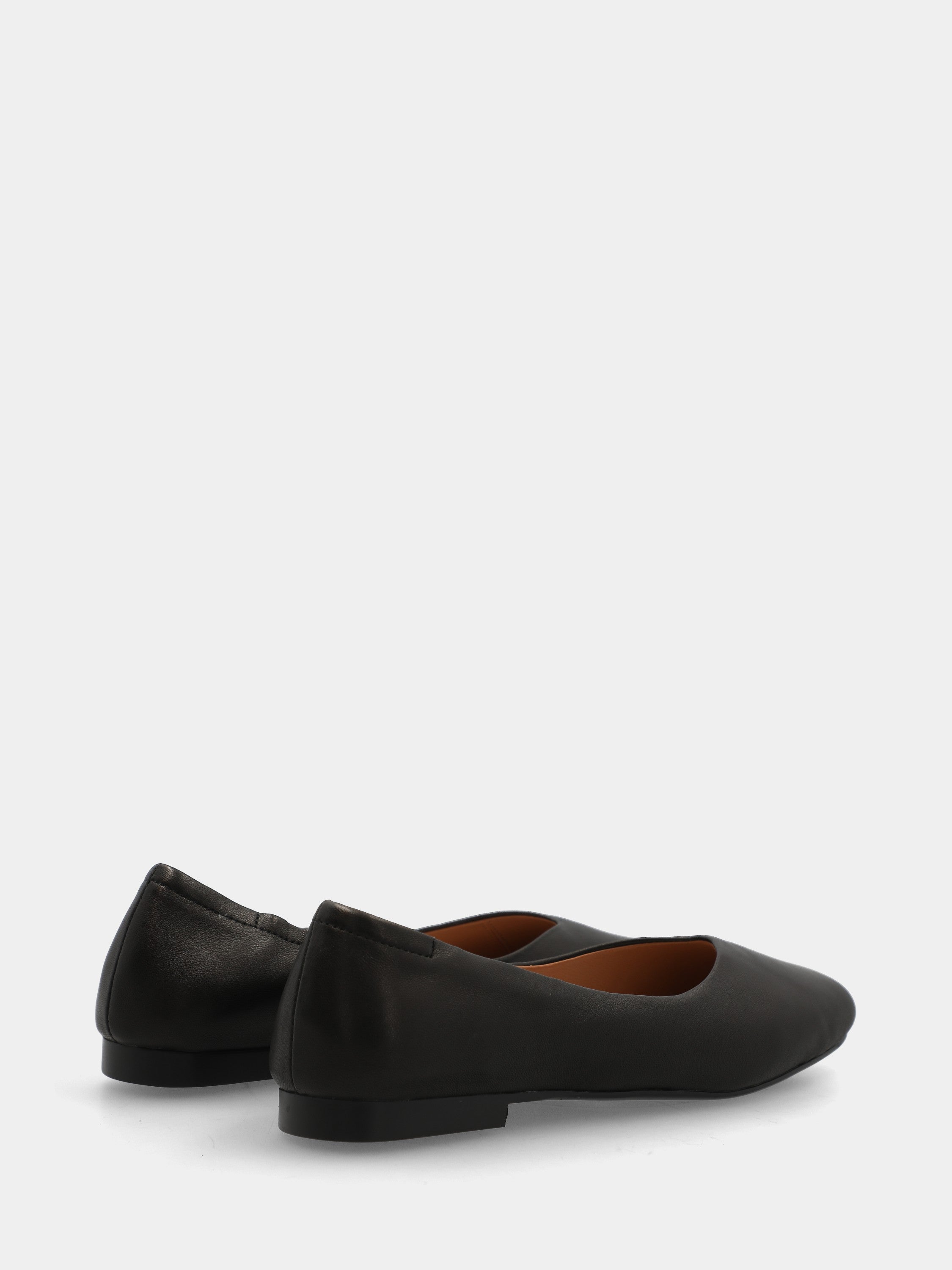 Ballerina in nappa nera con scollo asimmetrico