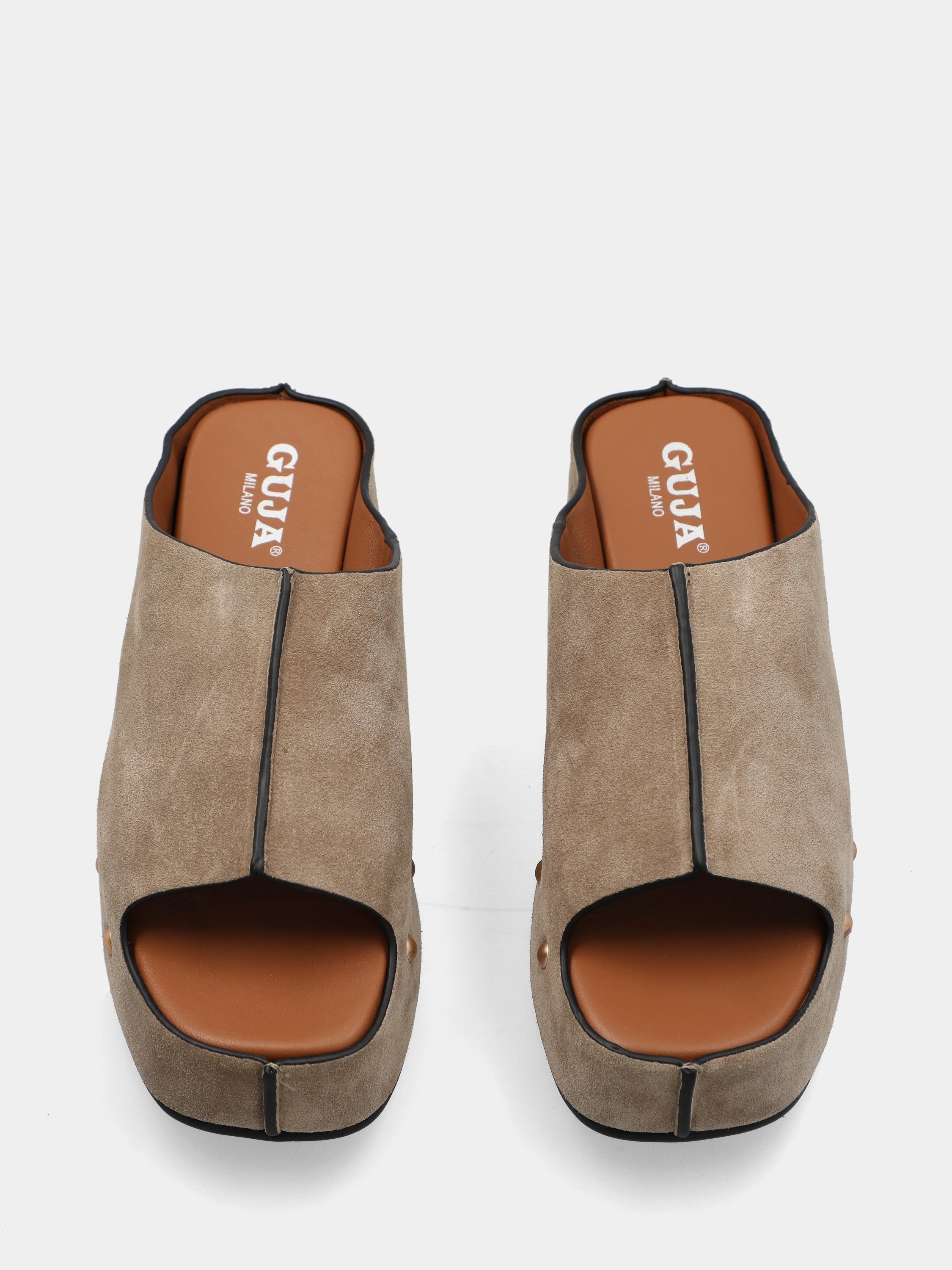 Sandalo in velour beige con zeppa incappucciata