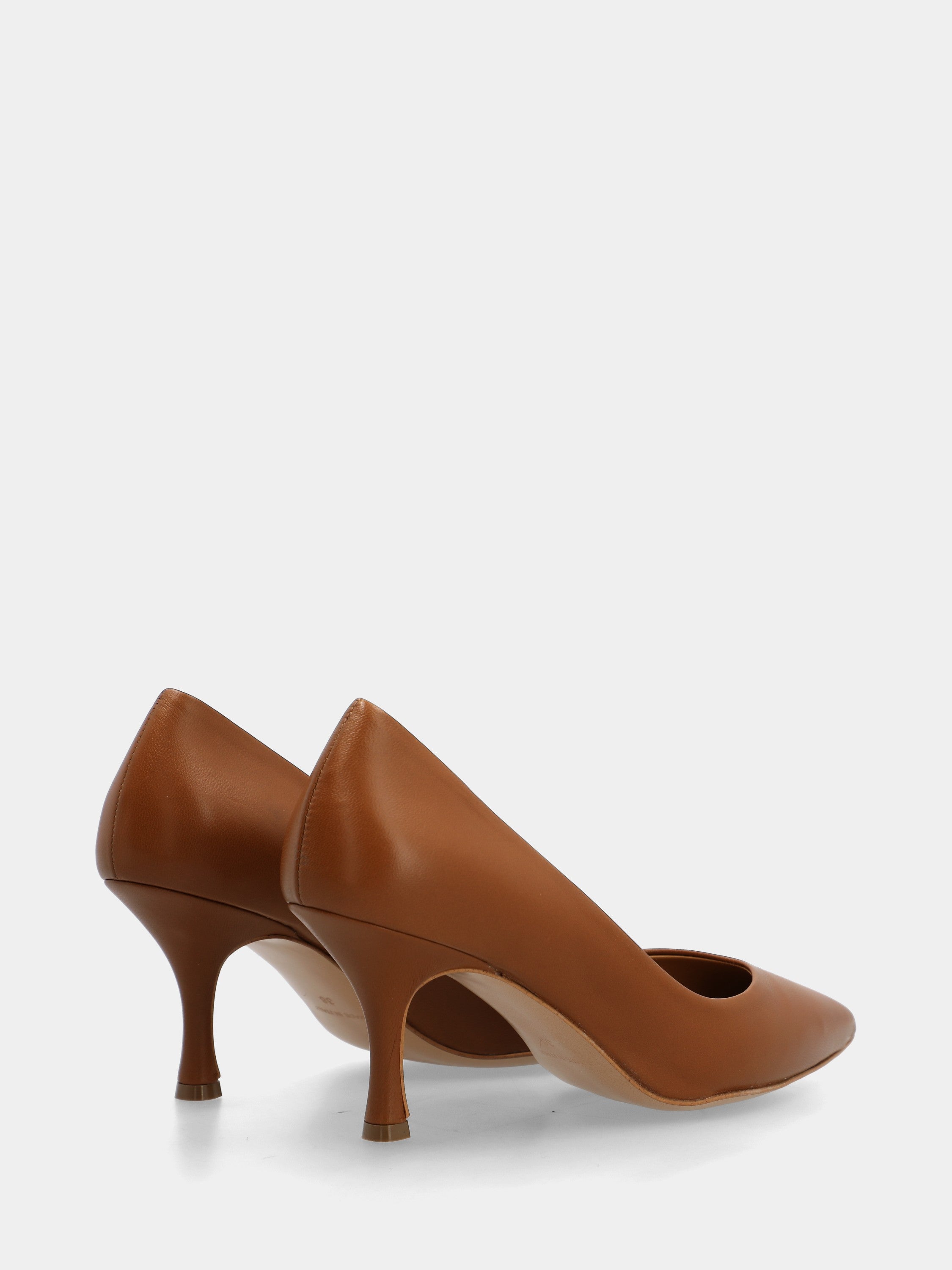 Pumps aus Nappaleder in Lederfarbe mit spitzer Spitze und 75mm Absatz