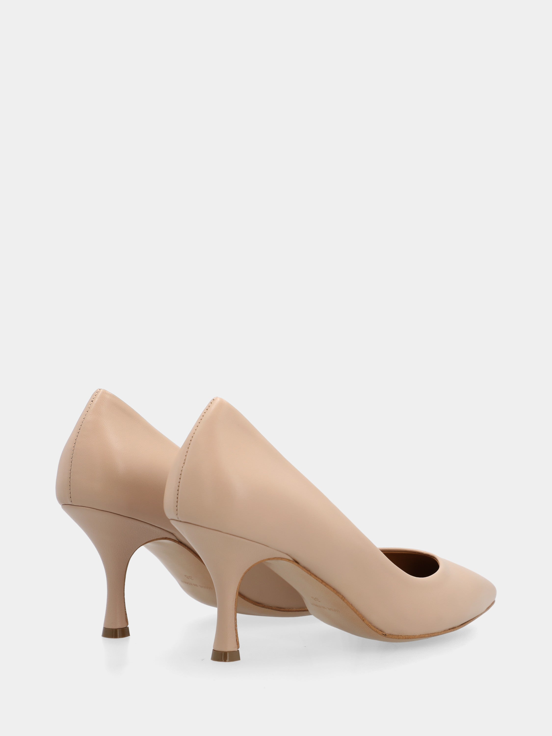 Pumps aus Nappaleder in Nude mit spitzer Spitze und 75mm Absatz