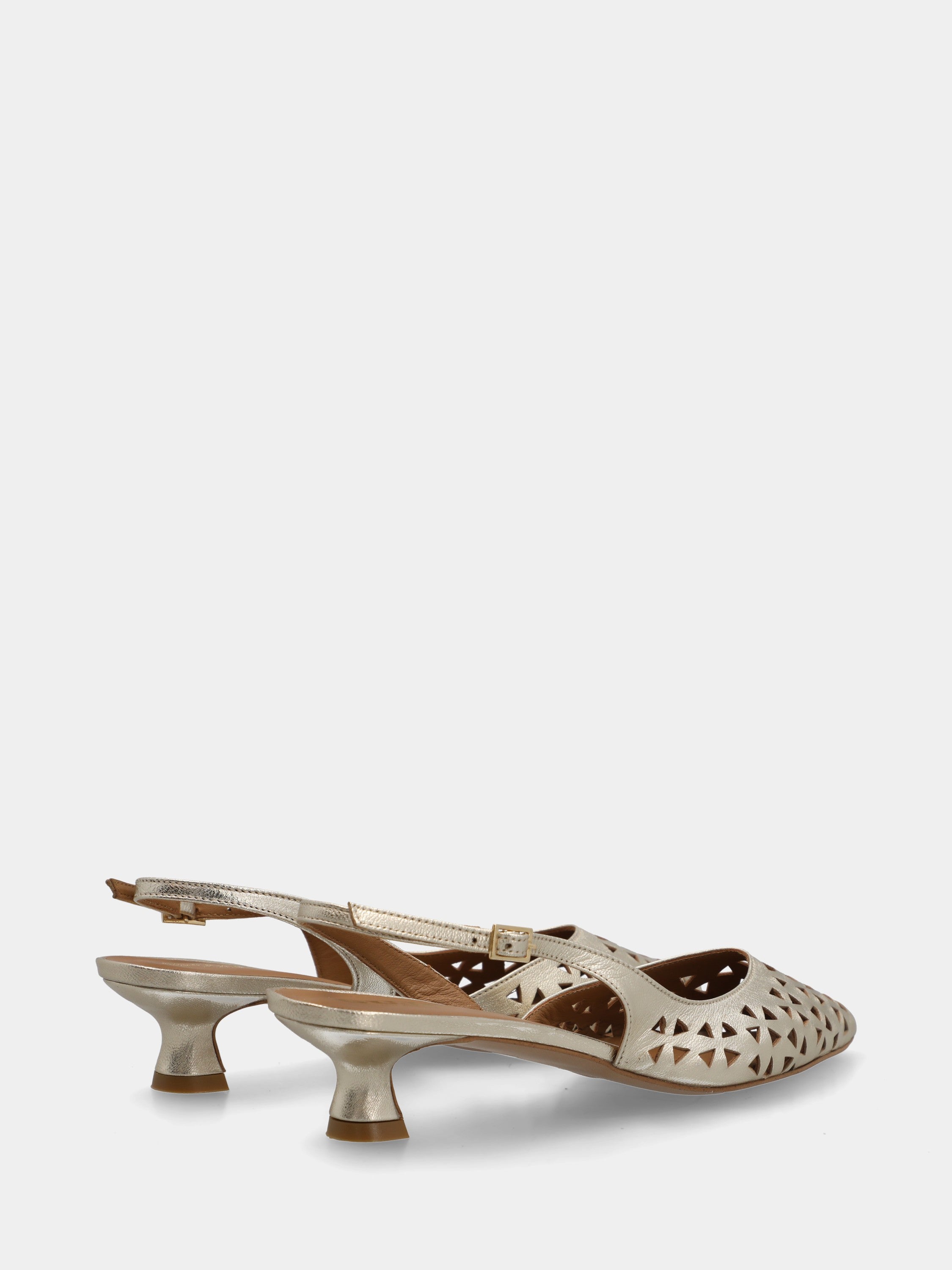 Slingback in laminato platino con tomaia traforata
