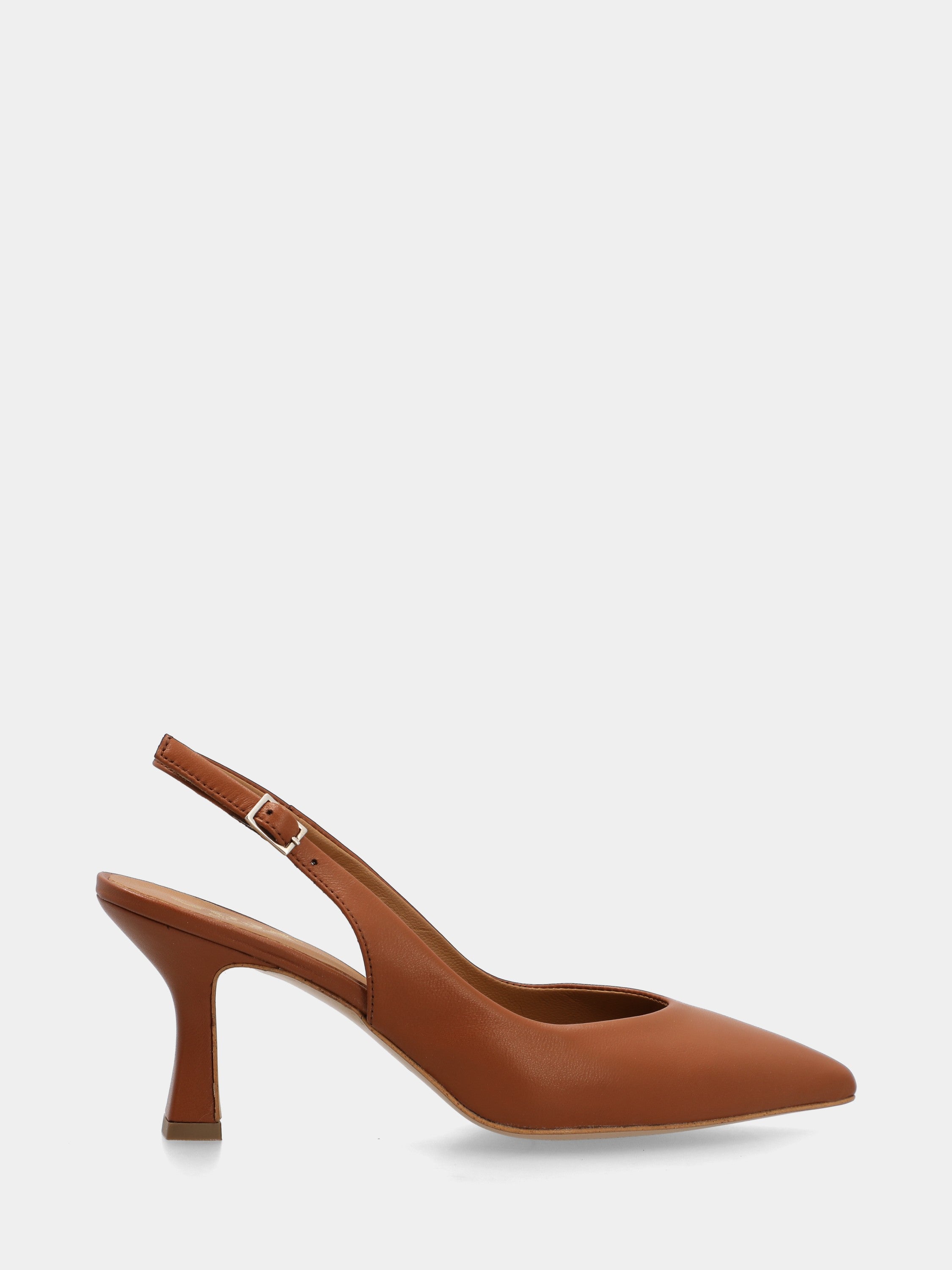 Slingback in nappa color cuoio con tacco sfilato e punta affusolata