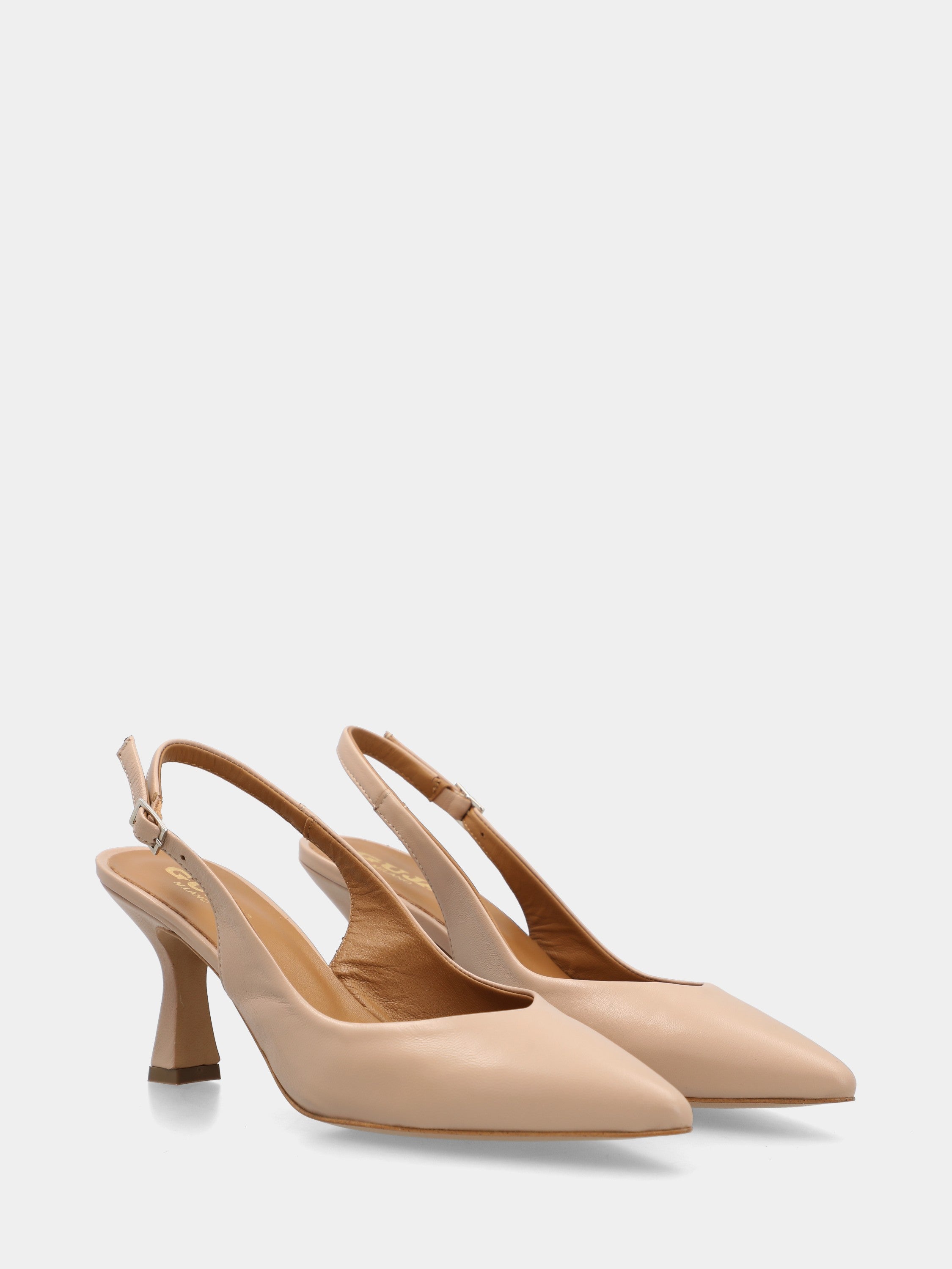 Slingback in nappa nude con tacco sfilato e punta affusolata
