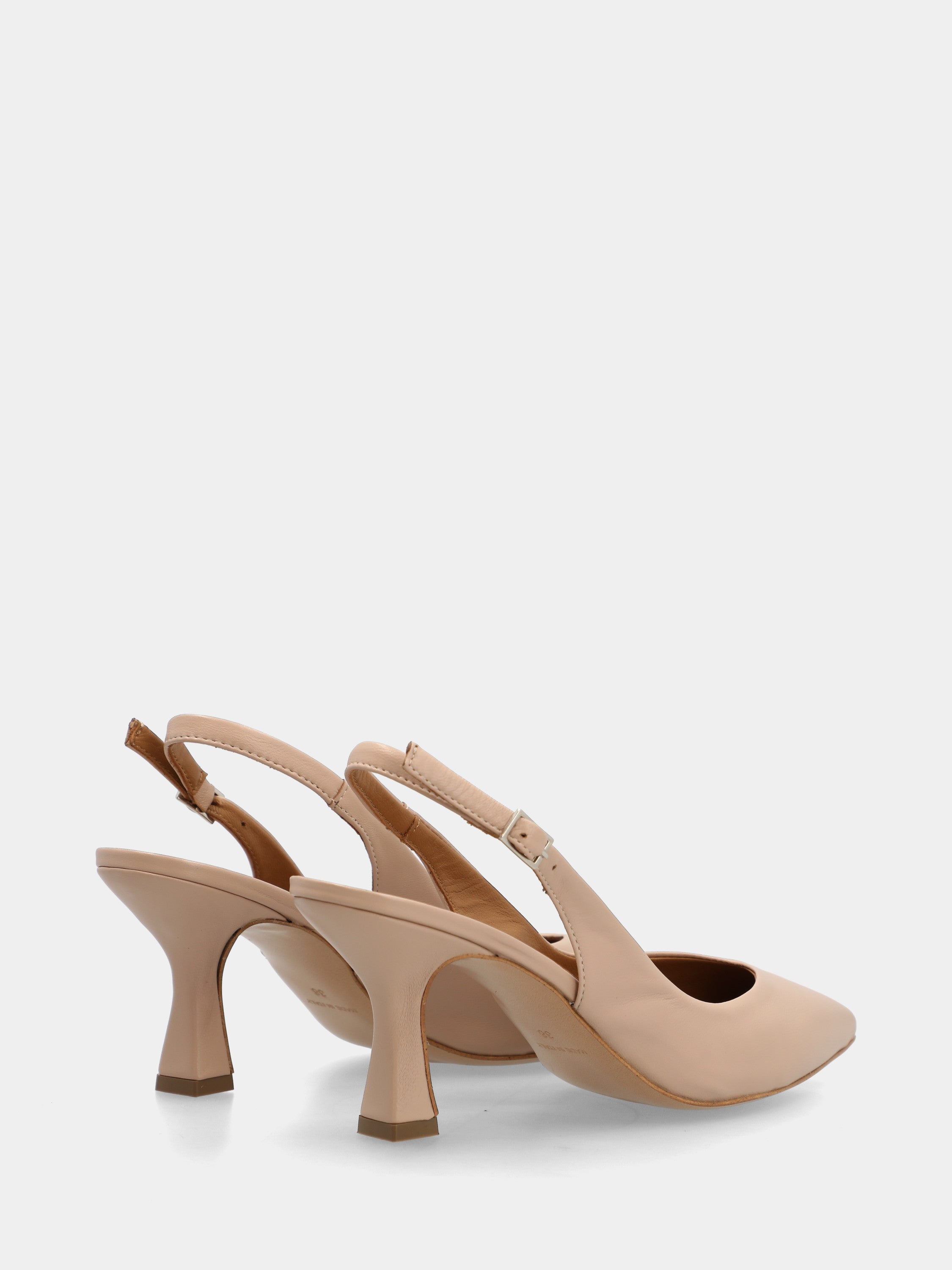 Slingback in nappa nude con tacco sfilato e punta affusolata
