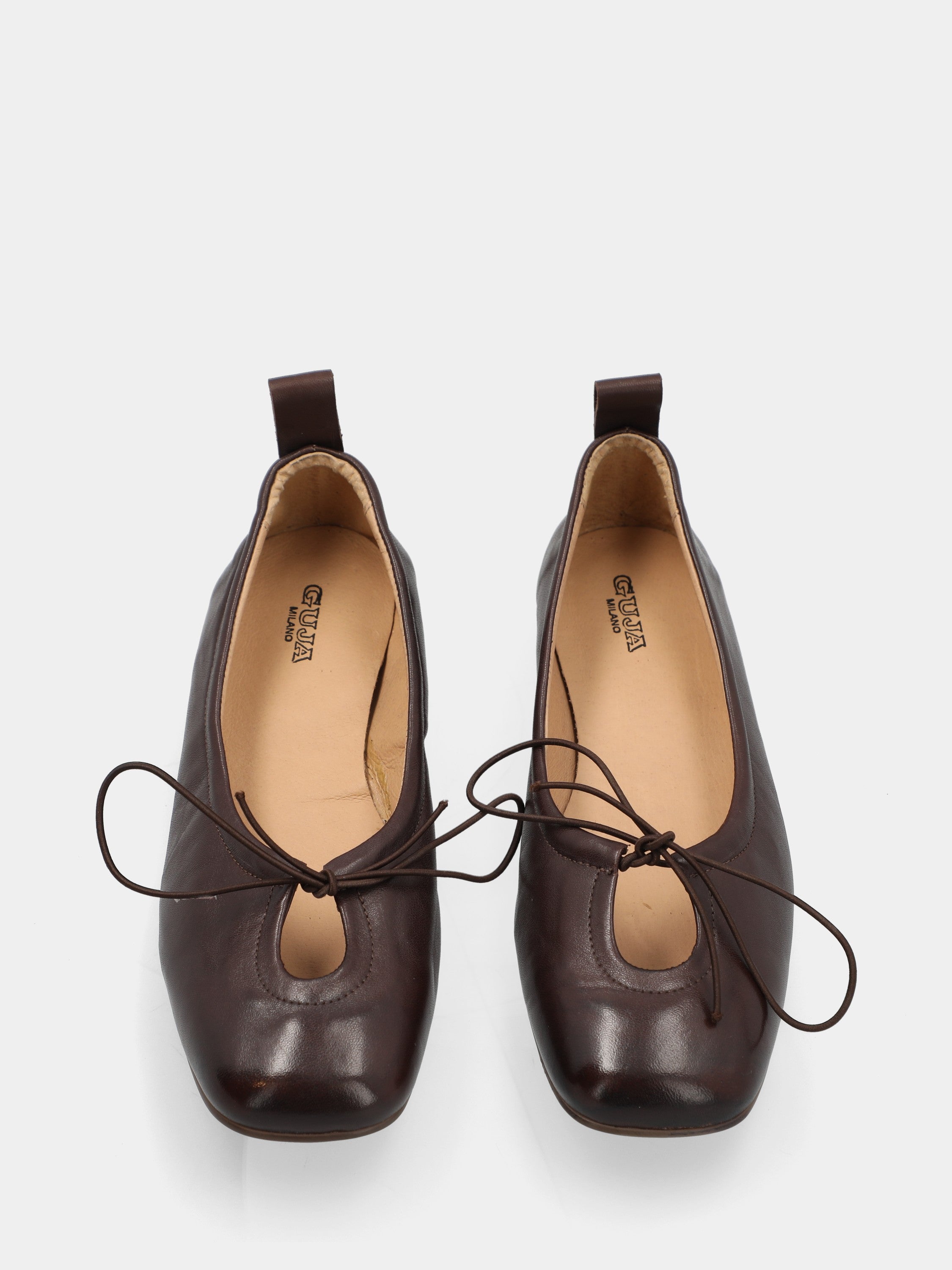 Laced ballet flat in dark brown calfskin with round toe