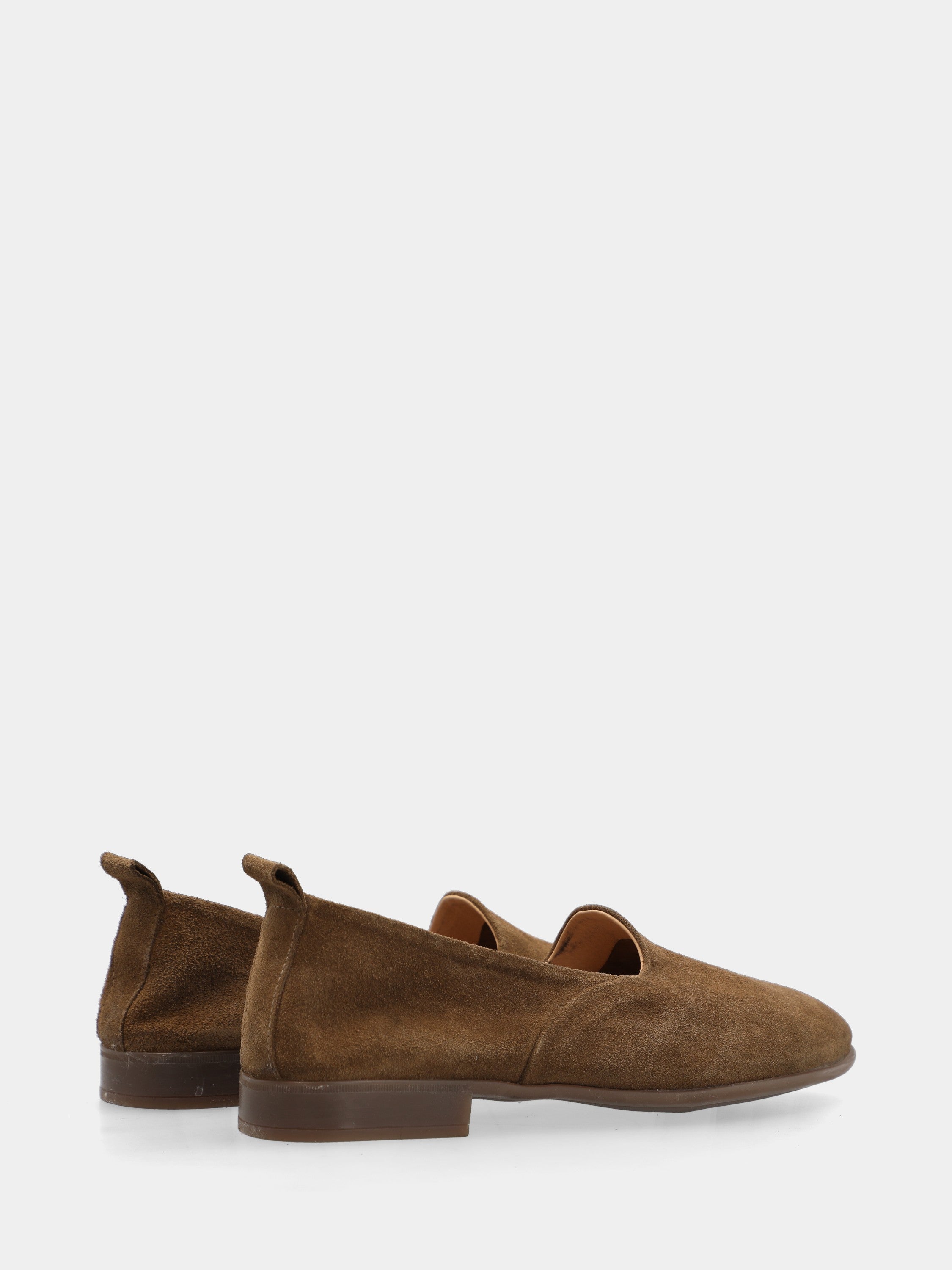 Brown suede slipper with round toe