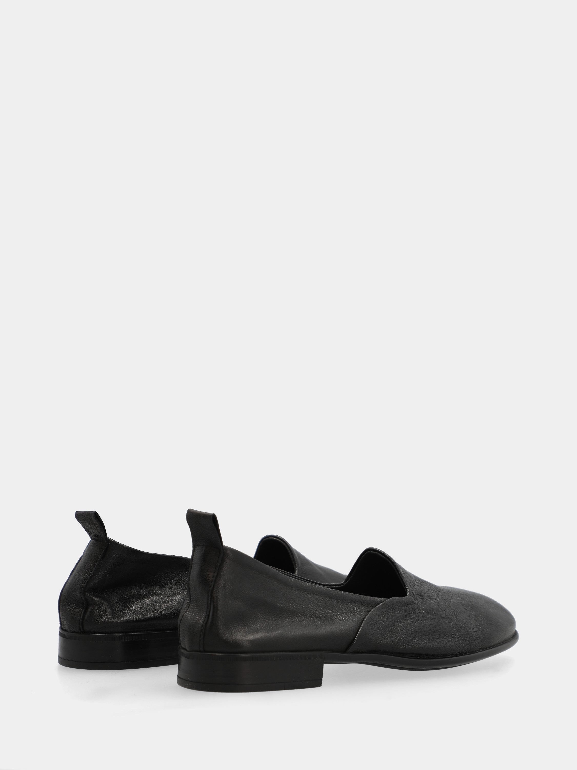 Black calfskin slipper with round toe