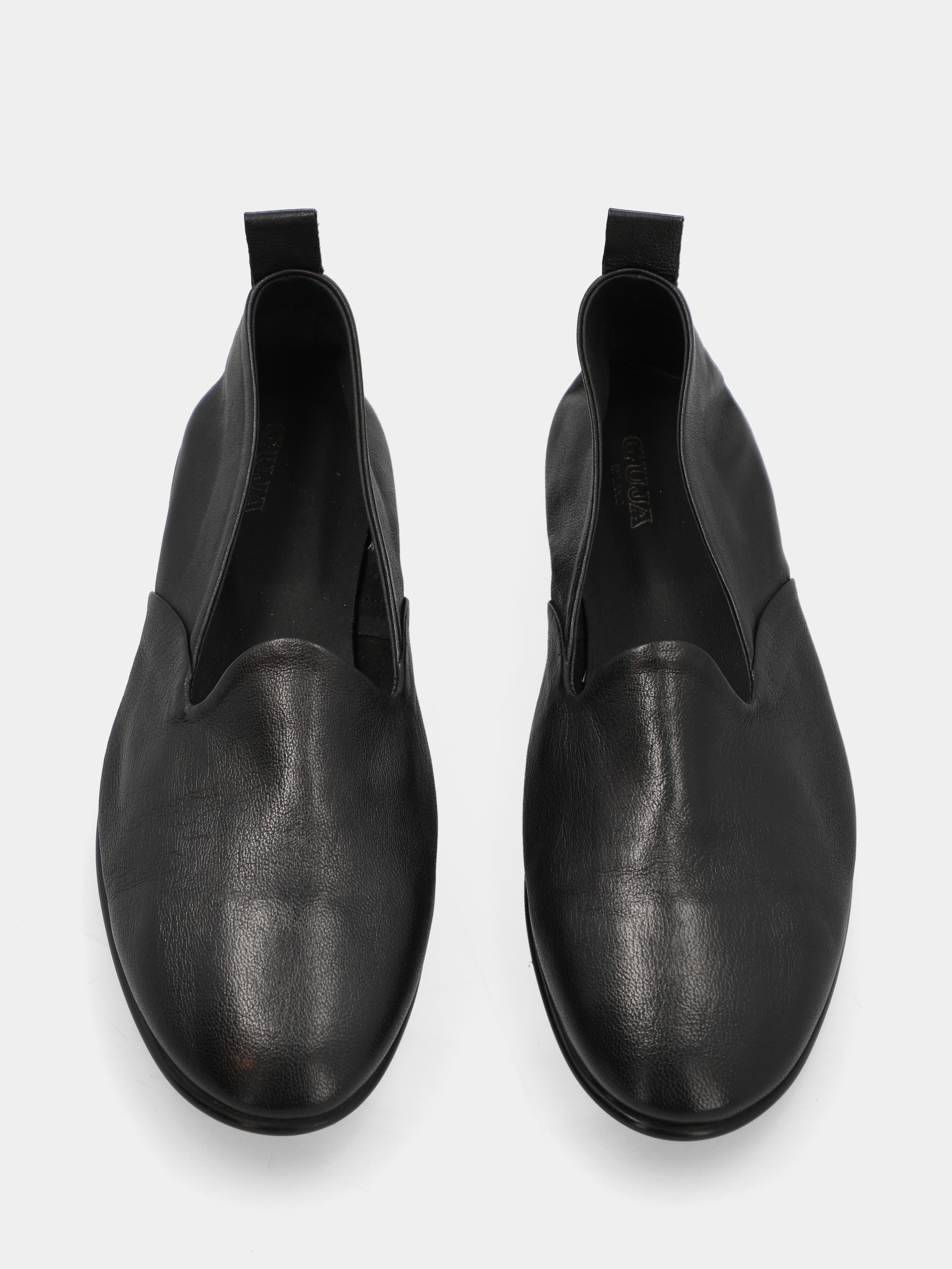 Black calfskin slipper with round toe