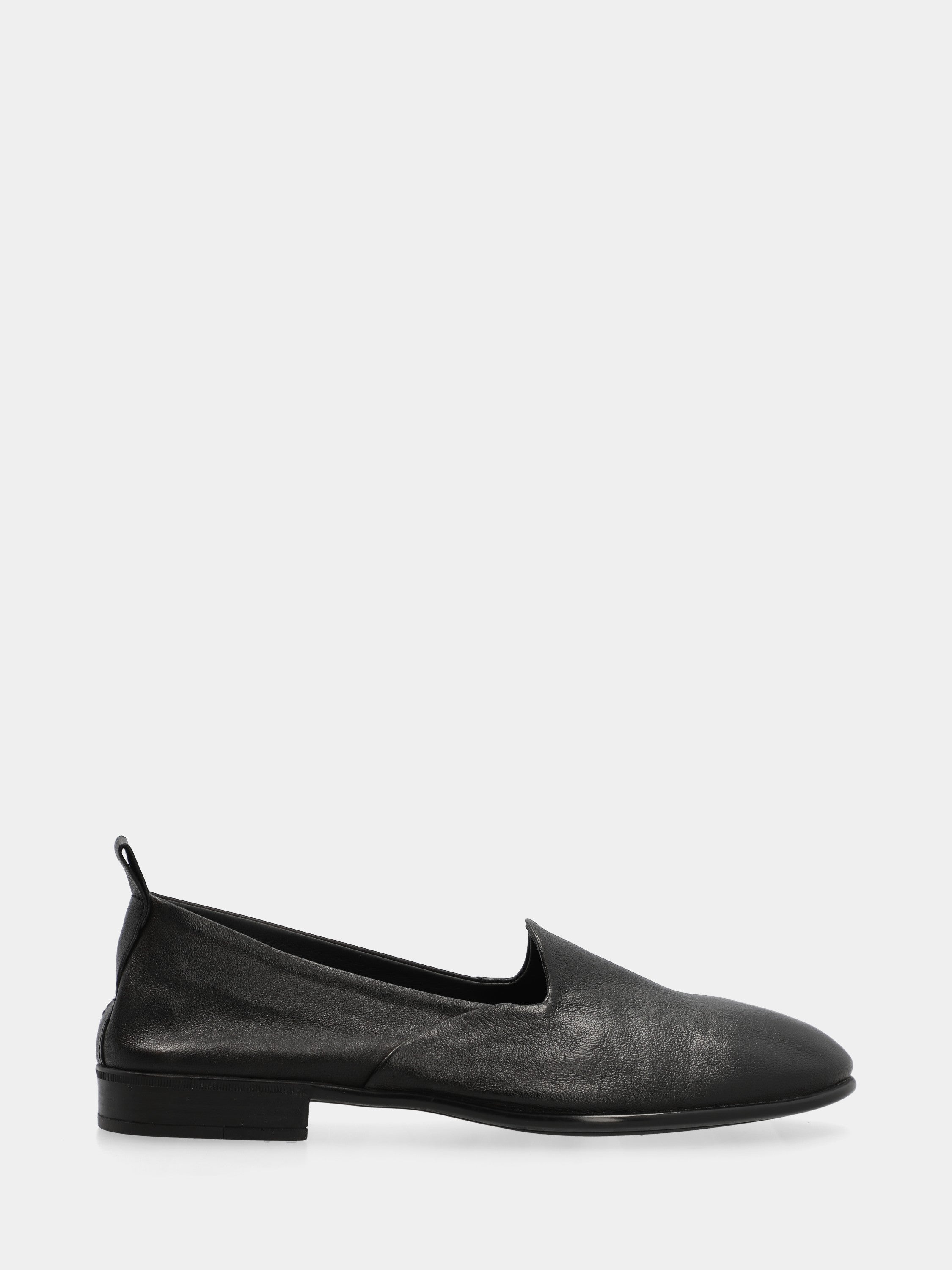 Black calfskin slipper with round toe