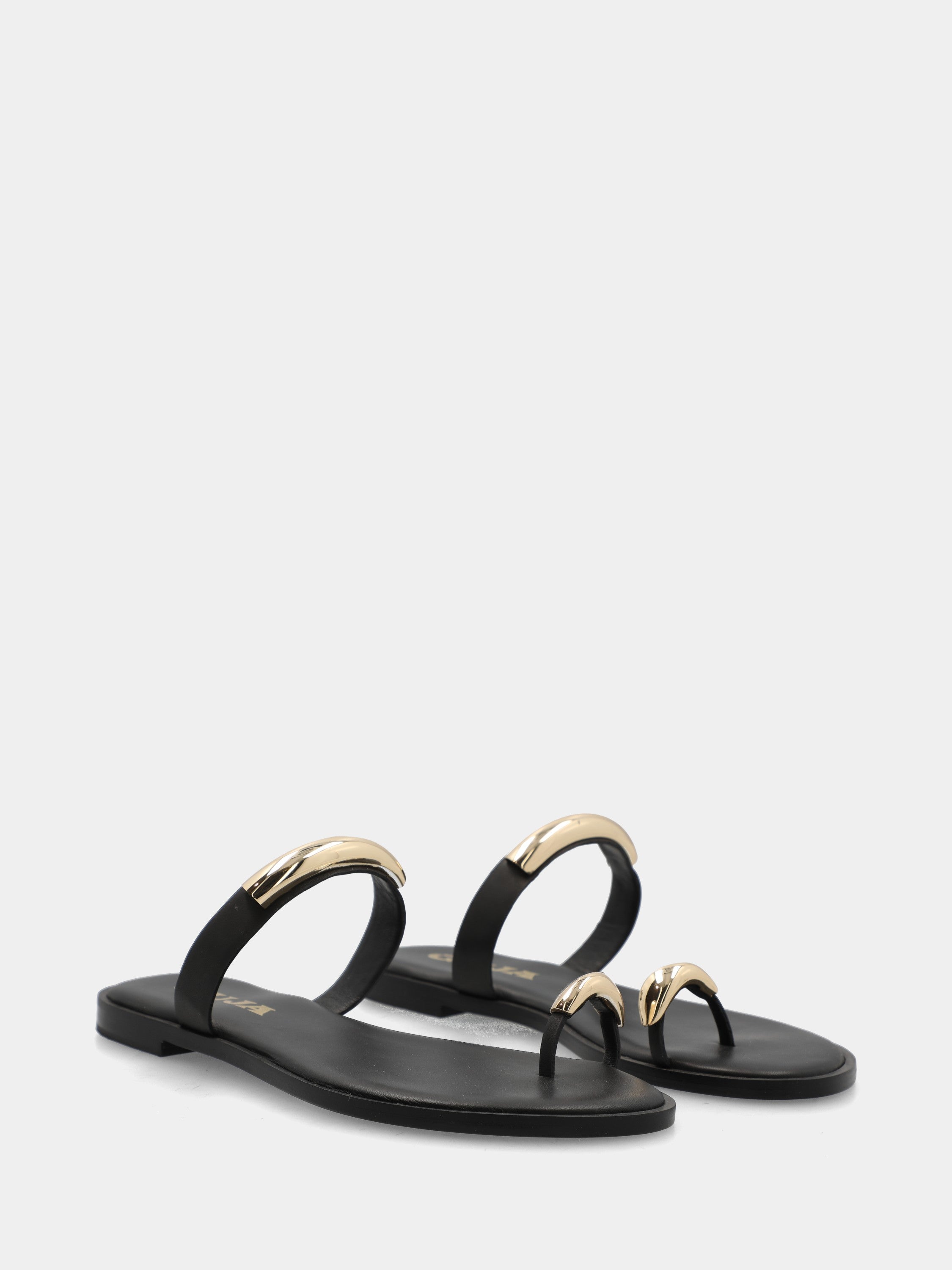 Ciabattina in vitello nero con placchette metalliche