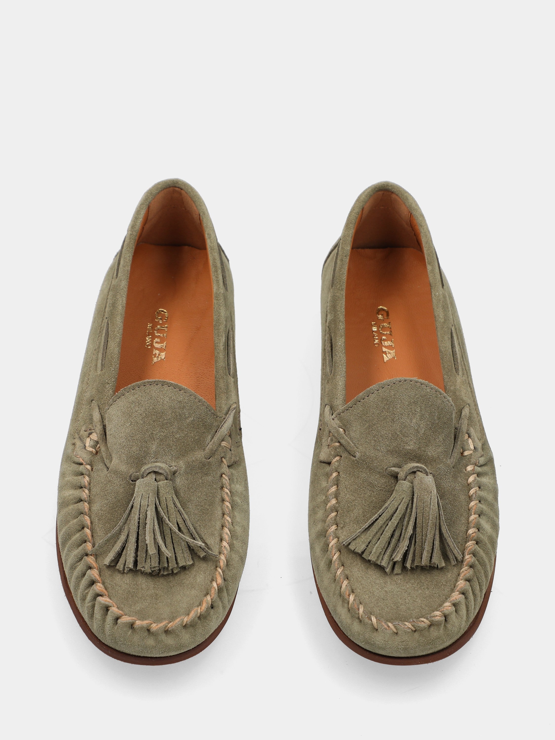 Mocassin en velours couleur sauge avec pompons et bout rond