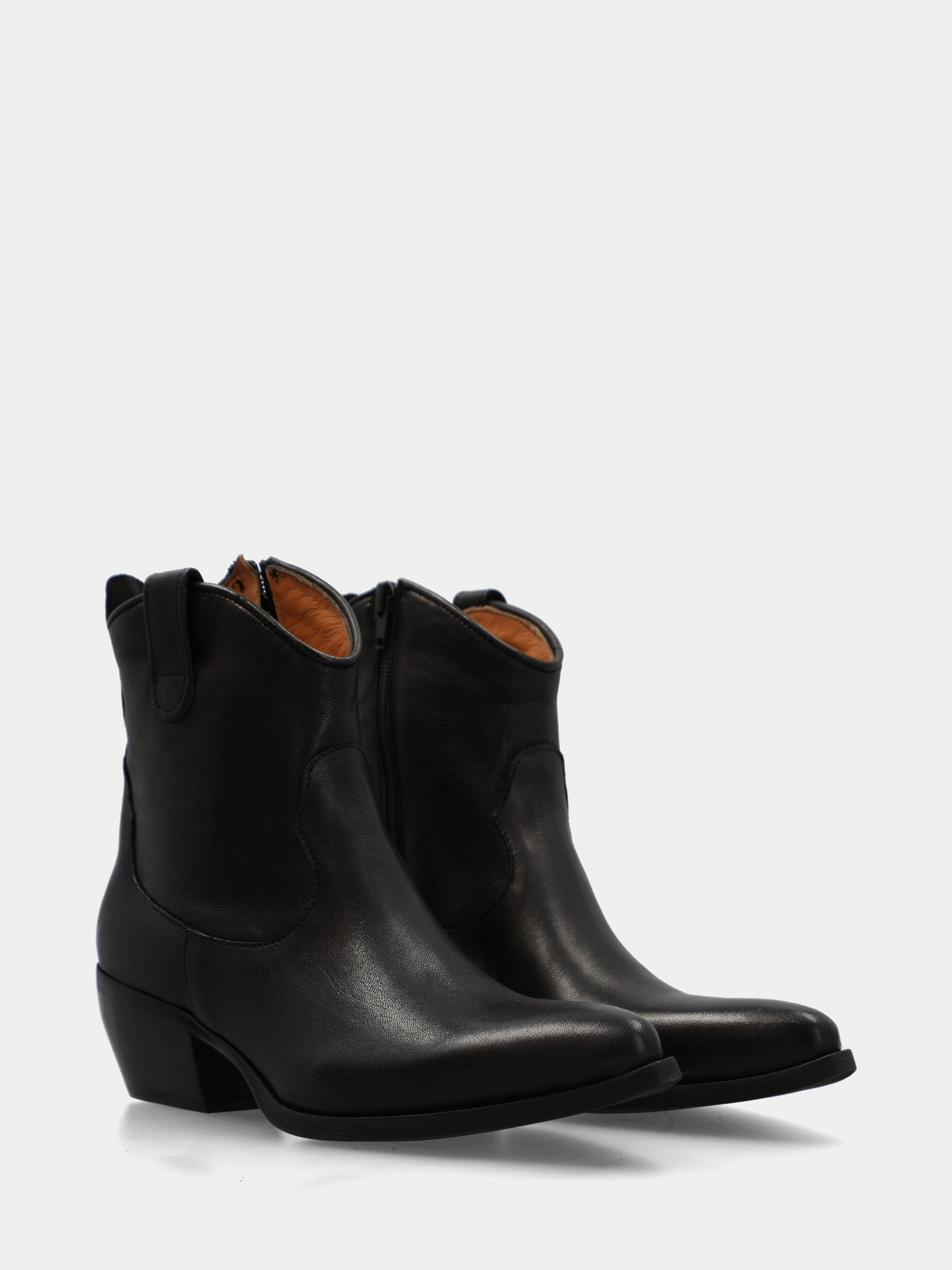 Western ankle boot in black calfskin with pointed toe
