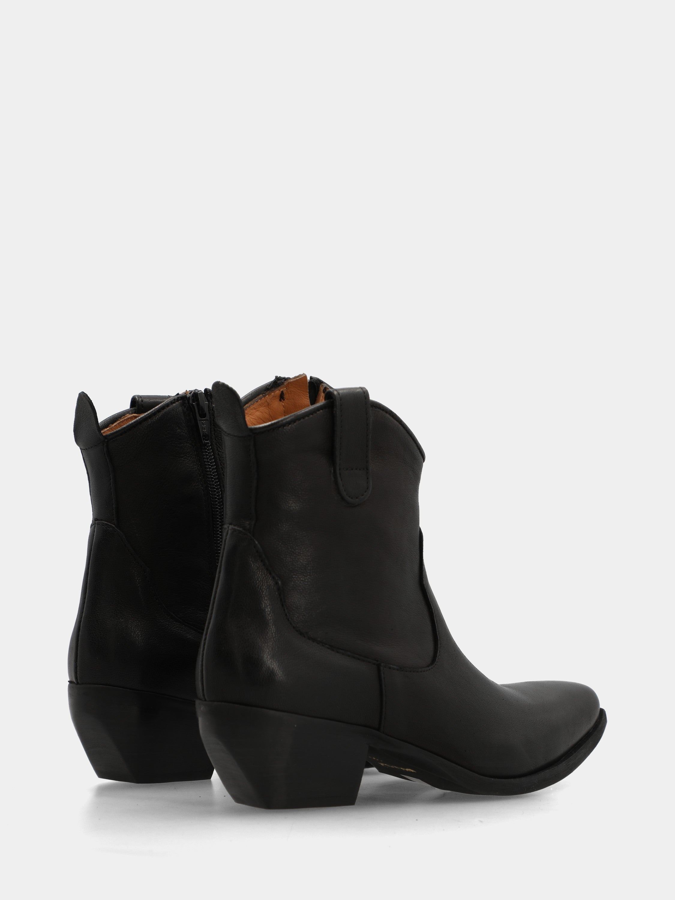 Western ankle boot in black calfskin with pointed toe