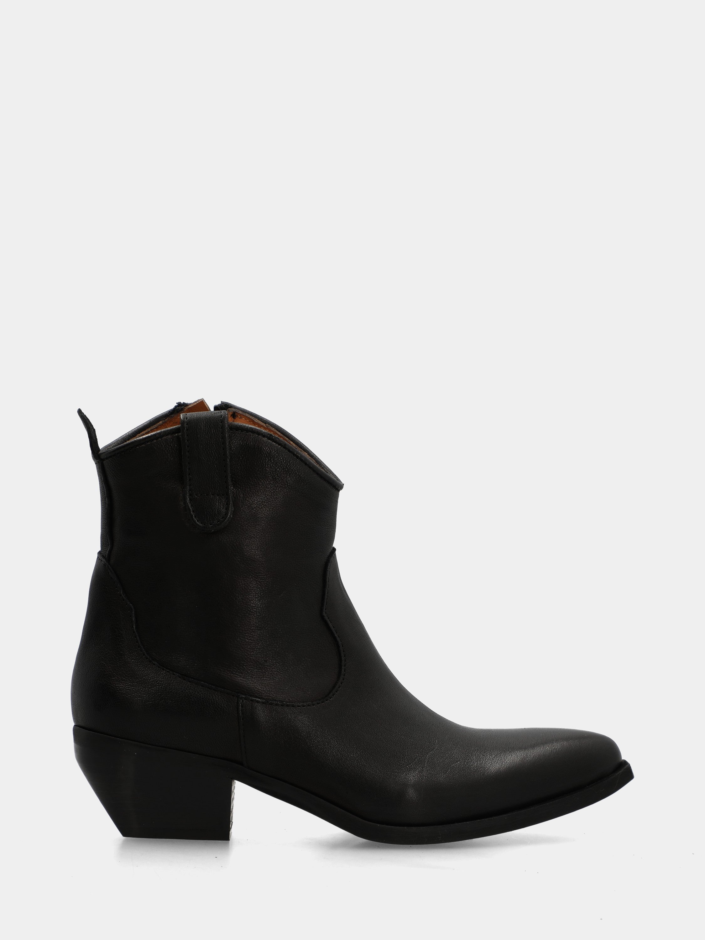 Western ankle boot in black calfskin with pointed toe