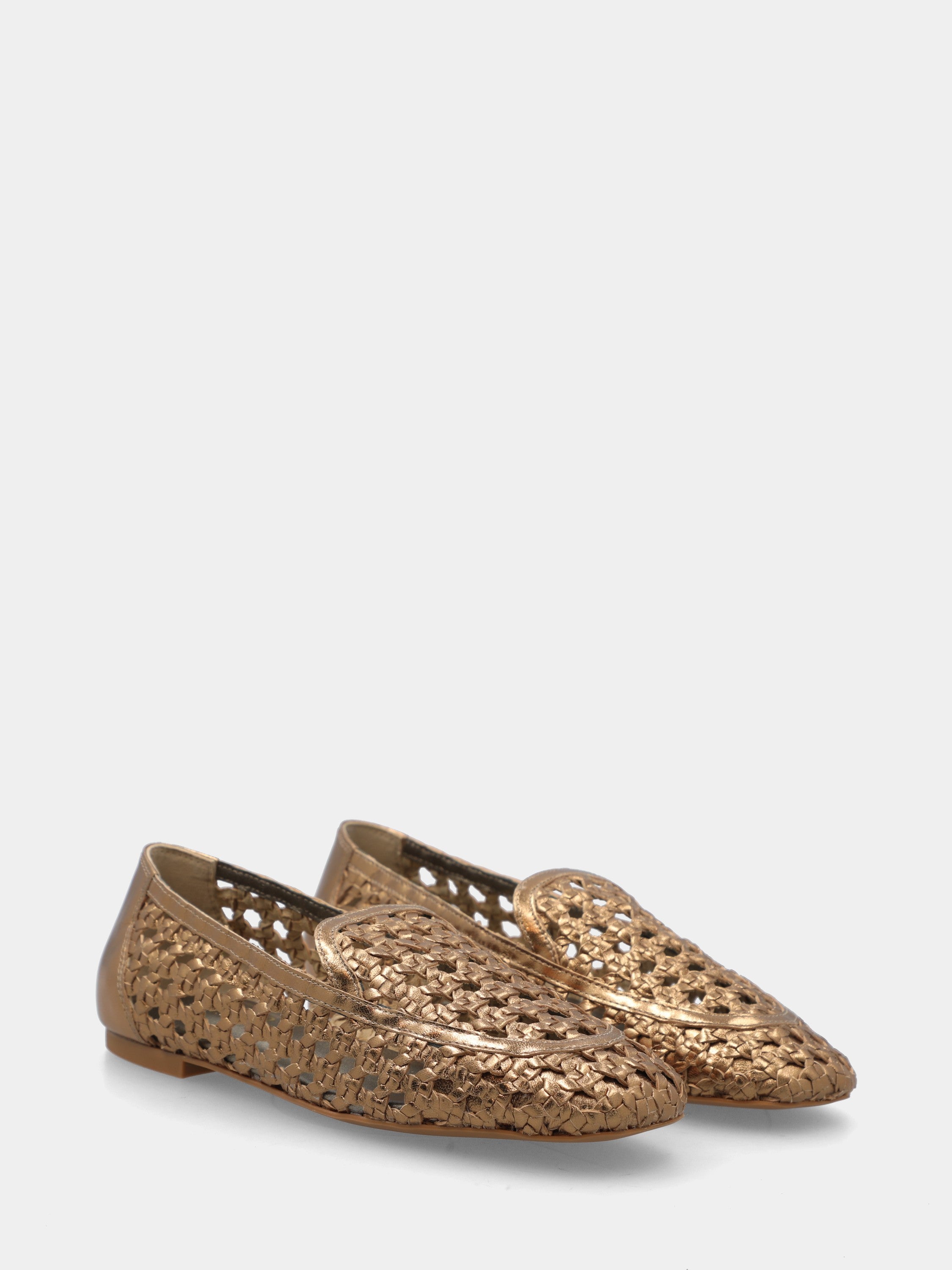 Loafer aus platinfarbenem Laminat mit Flechtmuster und Perforationen