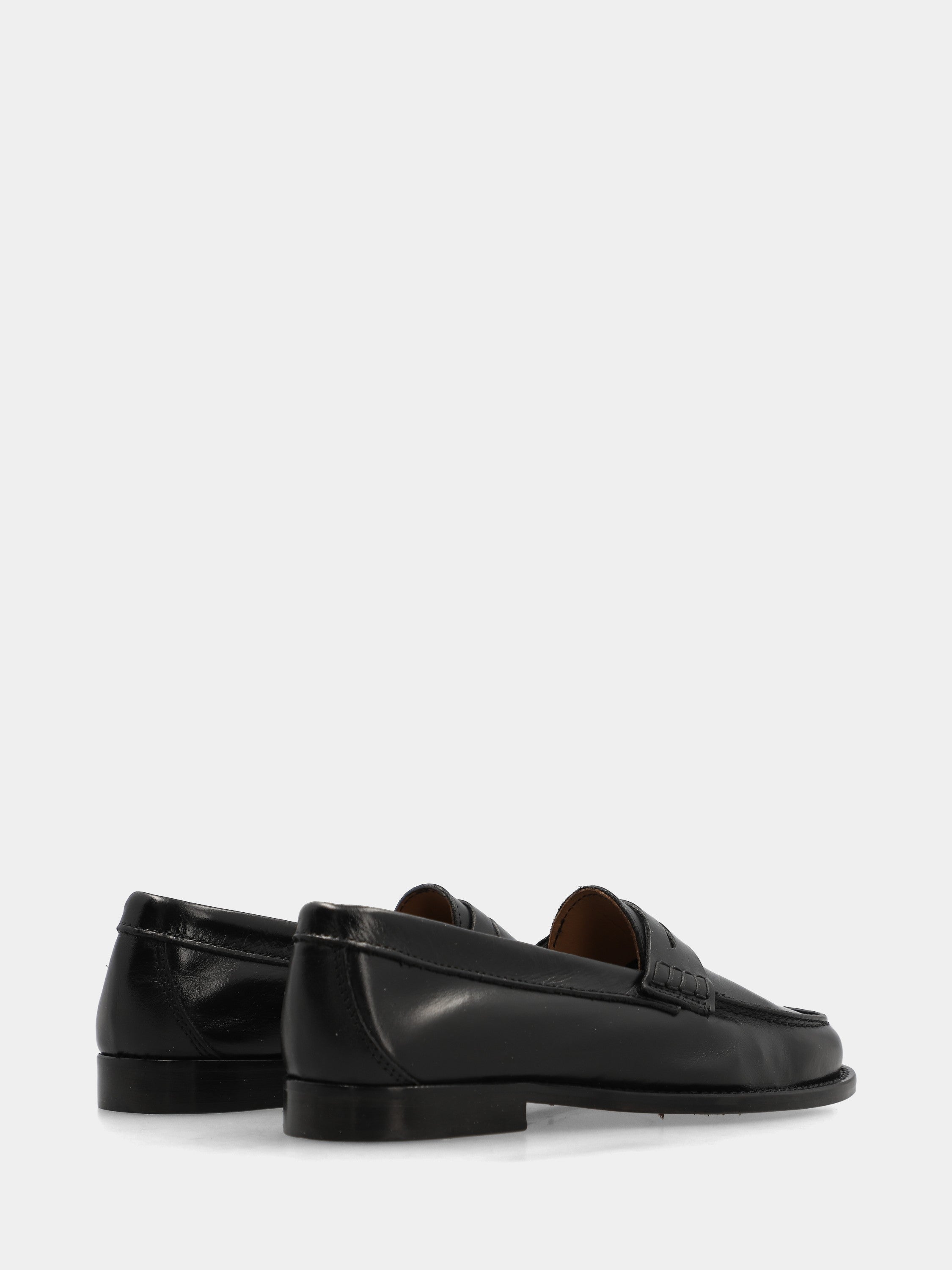 Mocassin college en cuir de veau poncé noir avec bout rond
