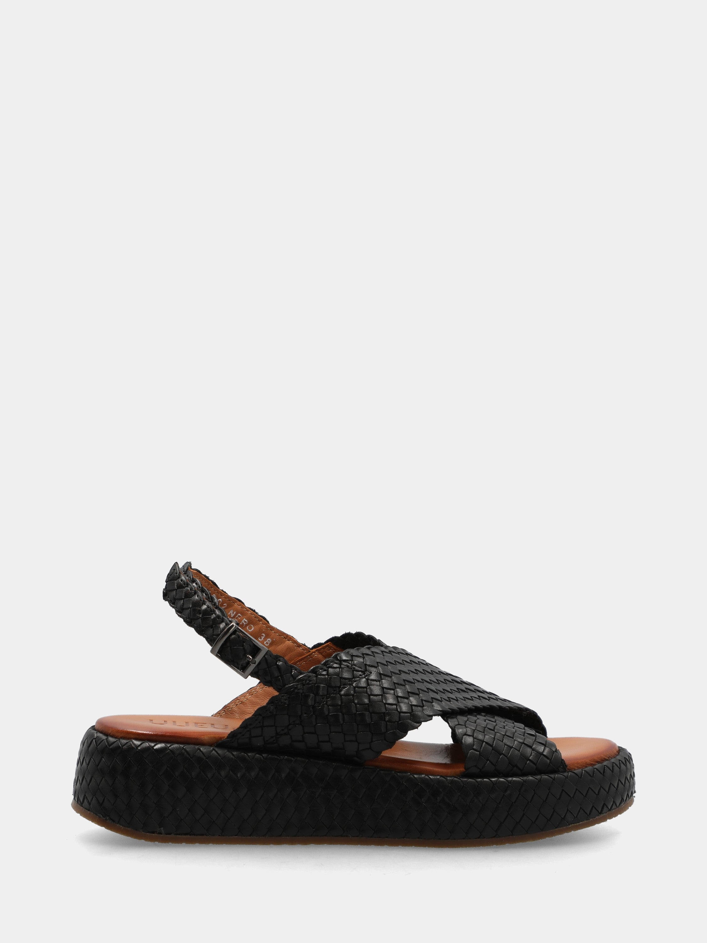 Sandalo in nappa nera con zeppa intrecciata