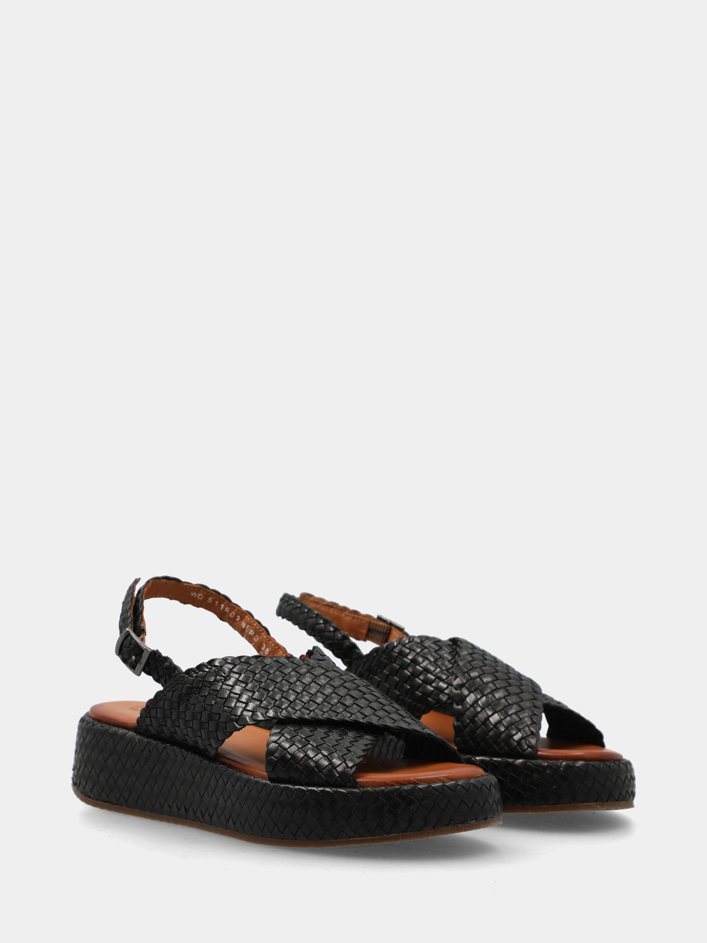 Sandalo in nappa nera con zeppa intrecciata