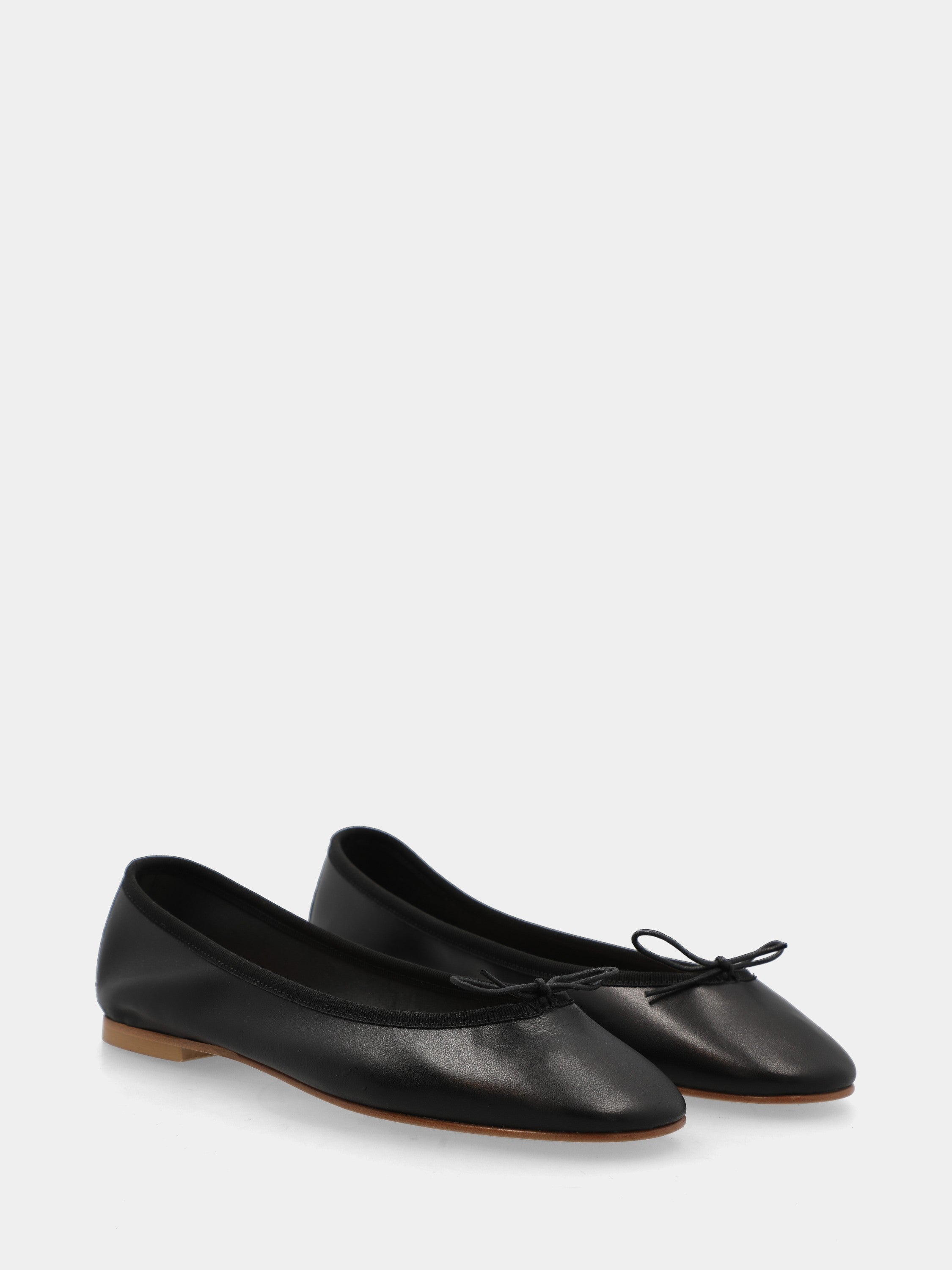 Ballerina in nappa nera con fiocchetto e nastrino tirante