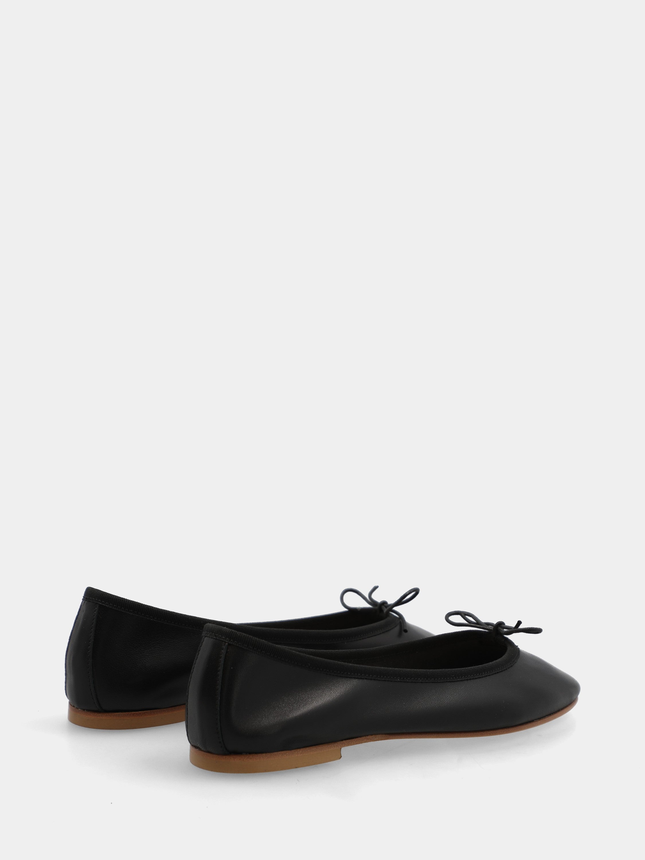 Ballerina in nappa nera con fiocchetto e nastrino tirante